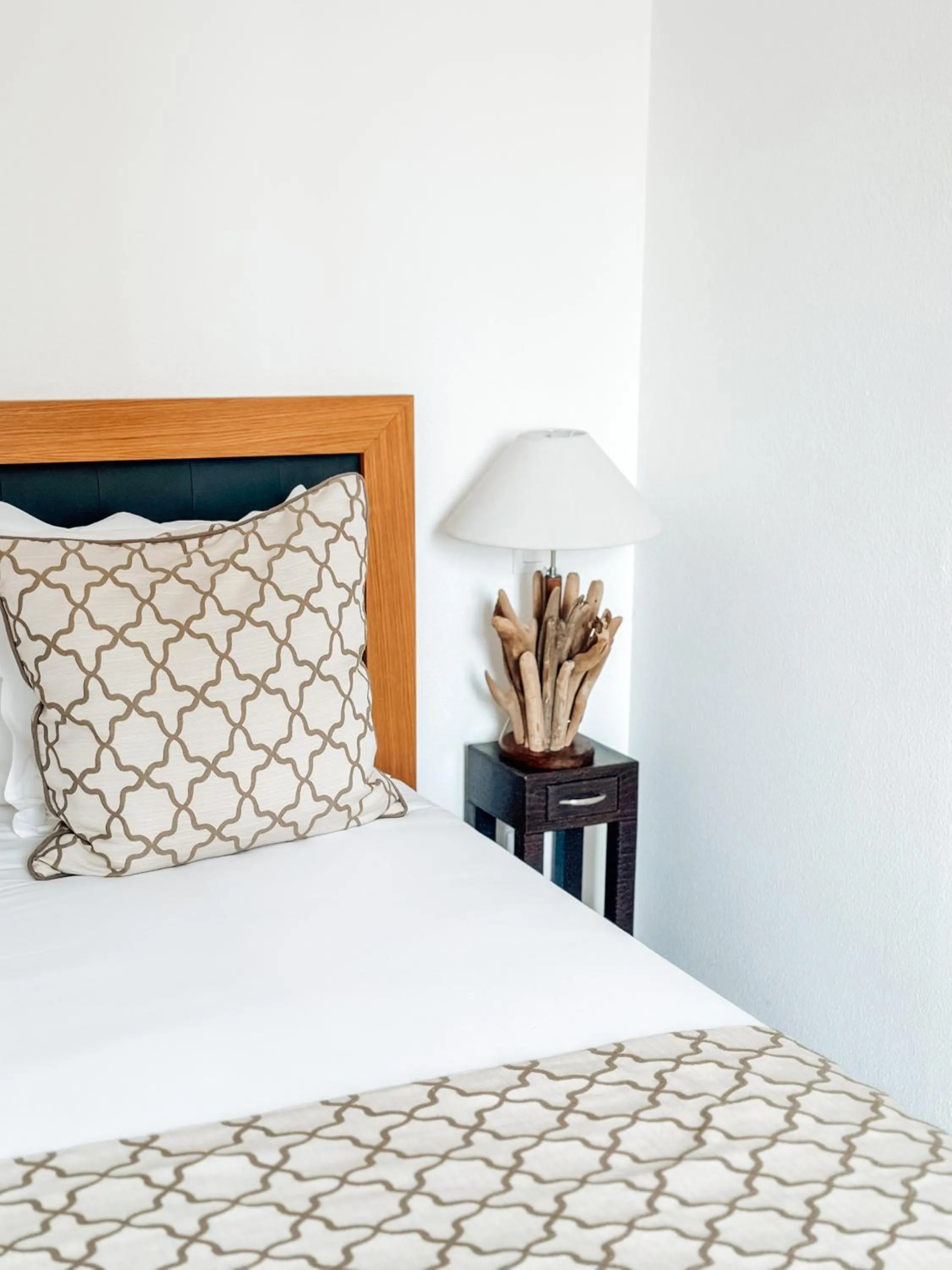 Bed in Auberge de l'Abbaye Cruis