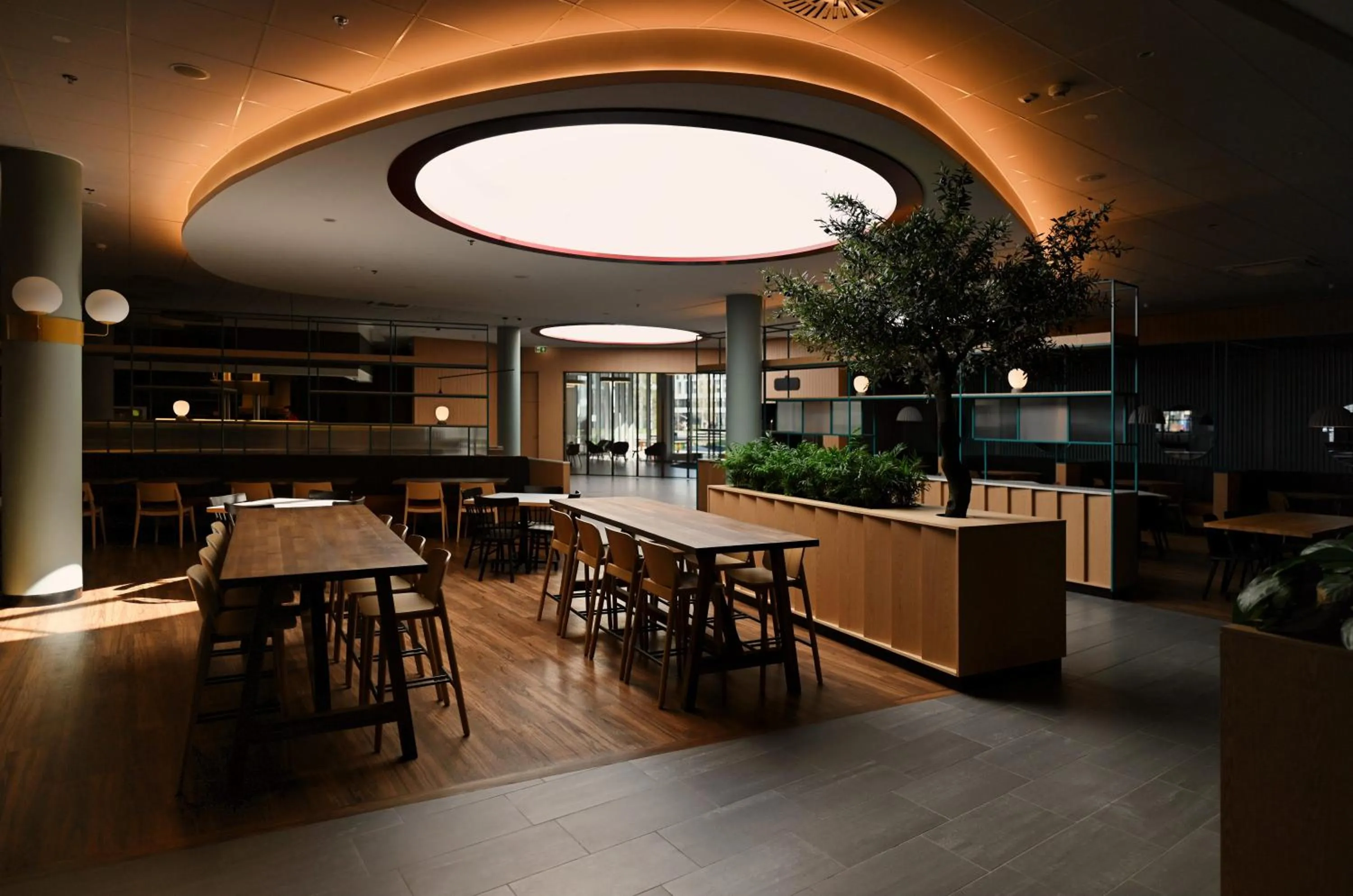 Restaurant/places to eat in Sound Garden Hotel Airport