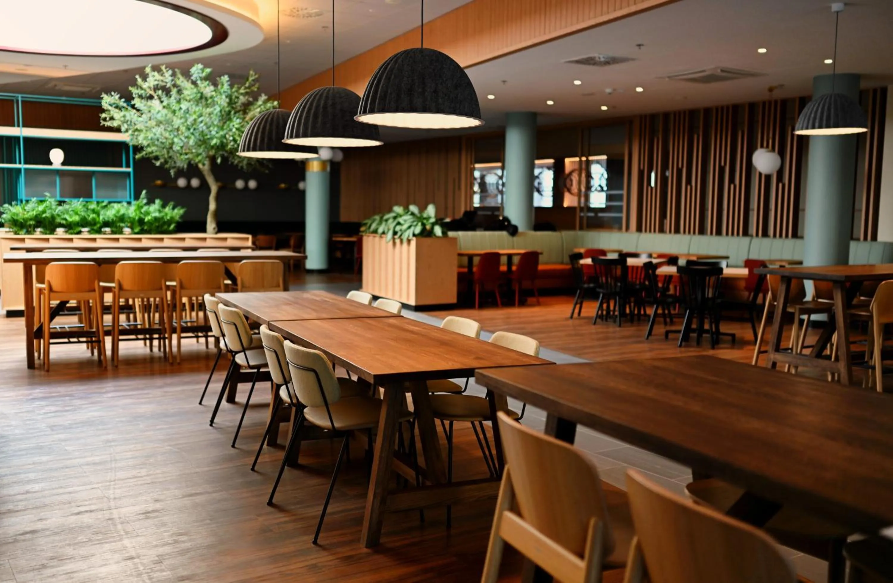 Restaurant/places to eat in Sound Garden Hotel Airport