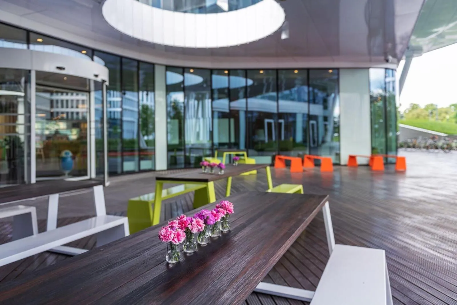 Restaurant/places to eat in Sound Garden Hotel Airport