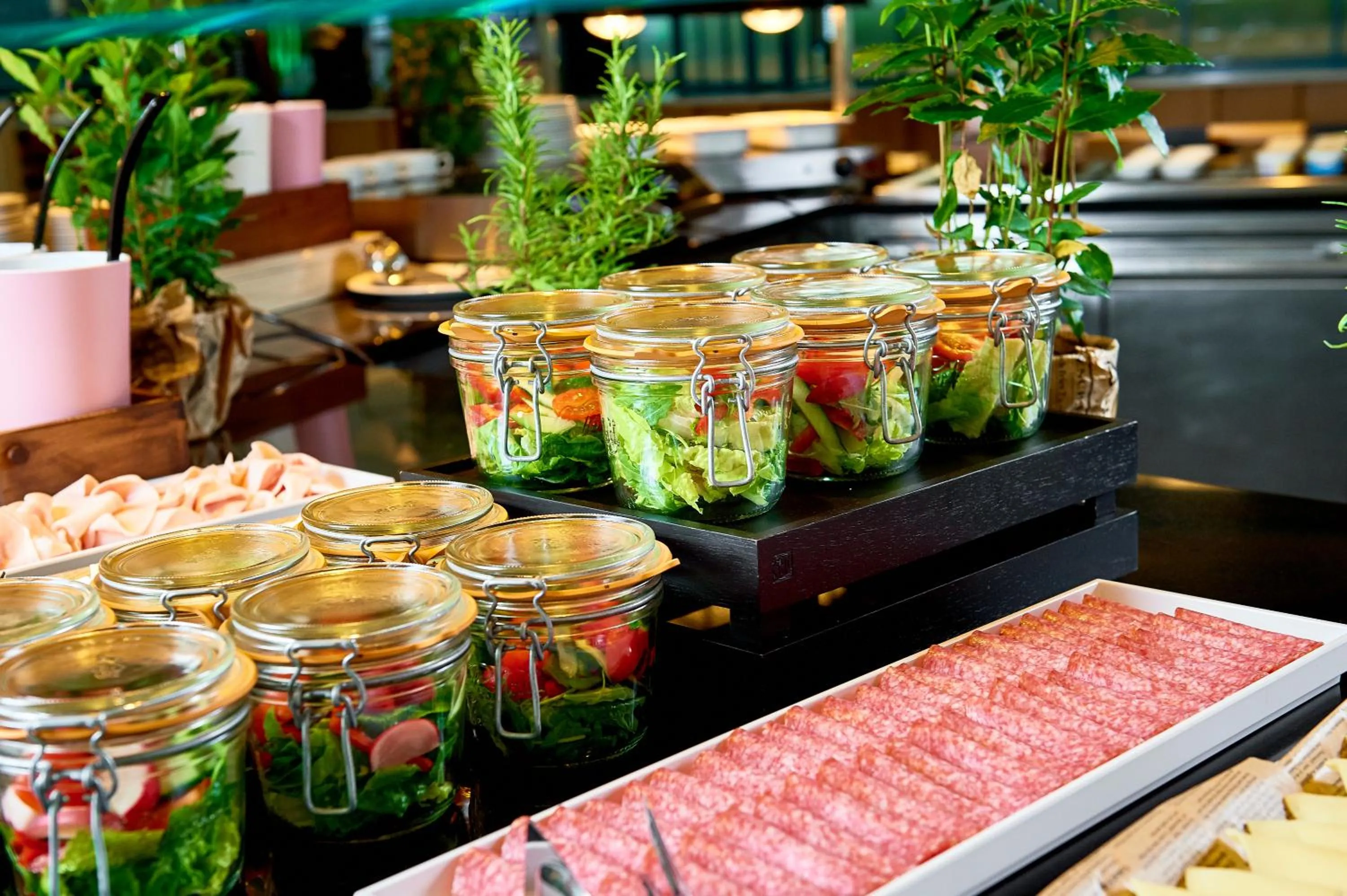 Restaurant/places to eat in Sound Garden Hotel Airport