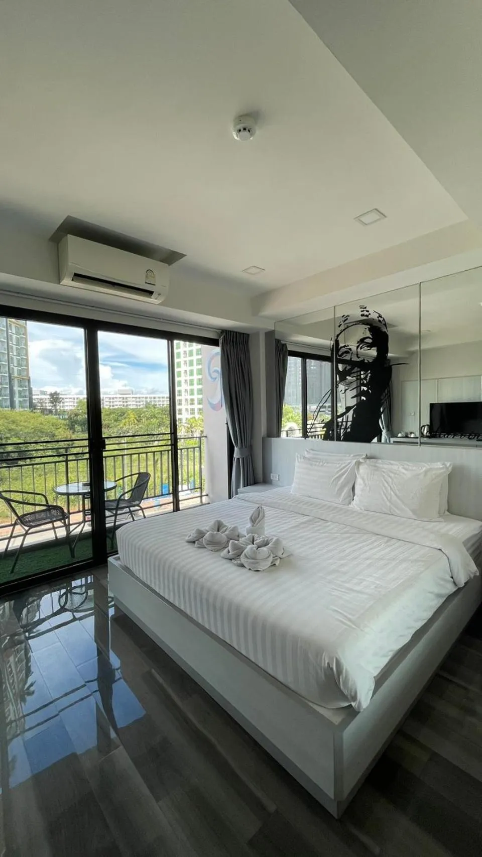 Photo of the whole room, Bed in Frankie's Inn