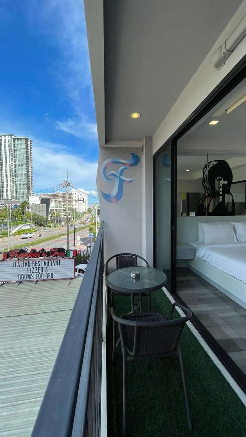 Day in Frankie's Inn