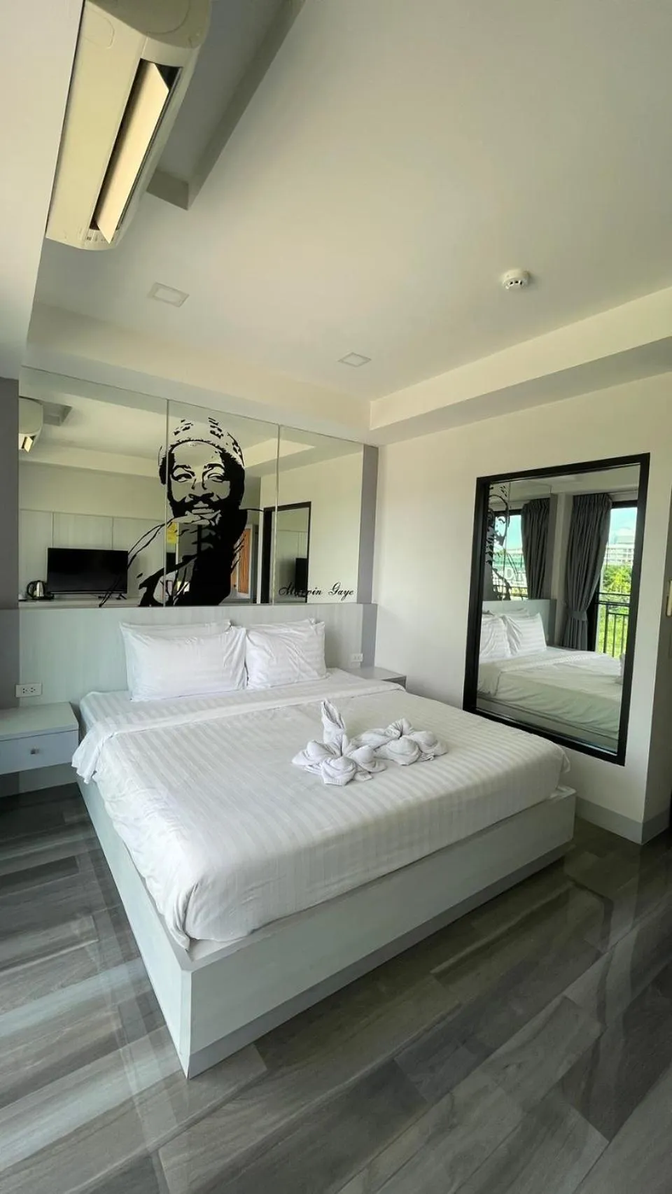 Photo of the whole room, Bed in Frankie's Inn