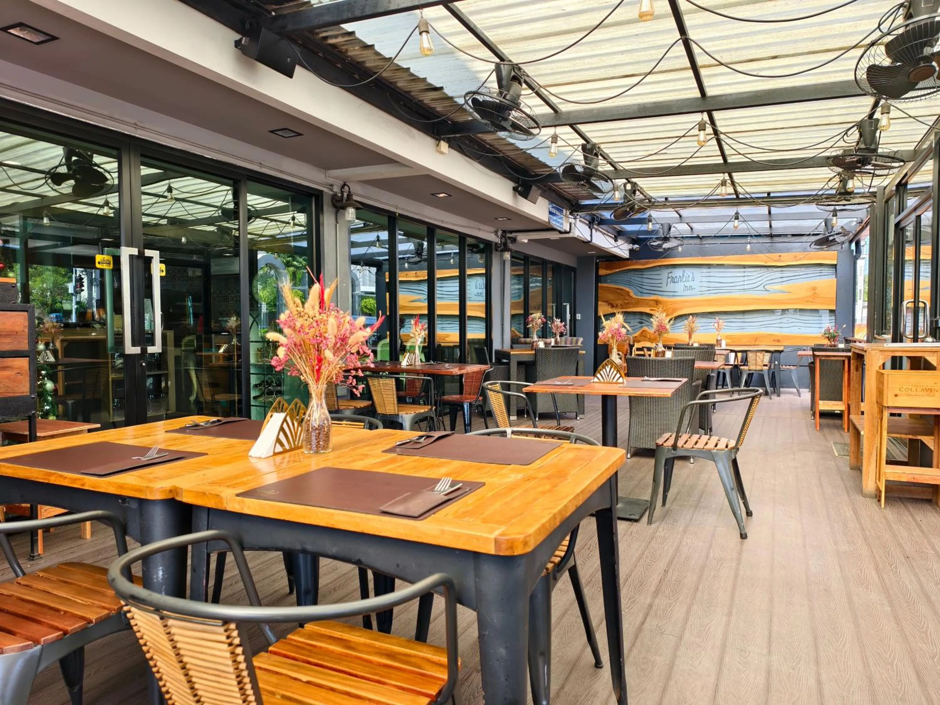 Restaurant/places to eat in Frankie's Inn