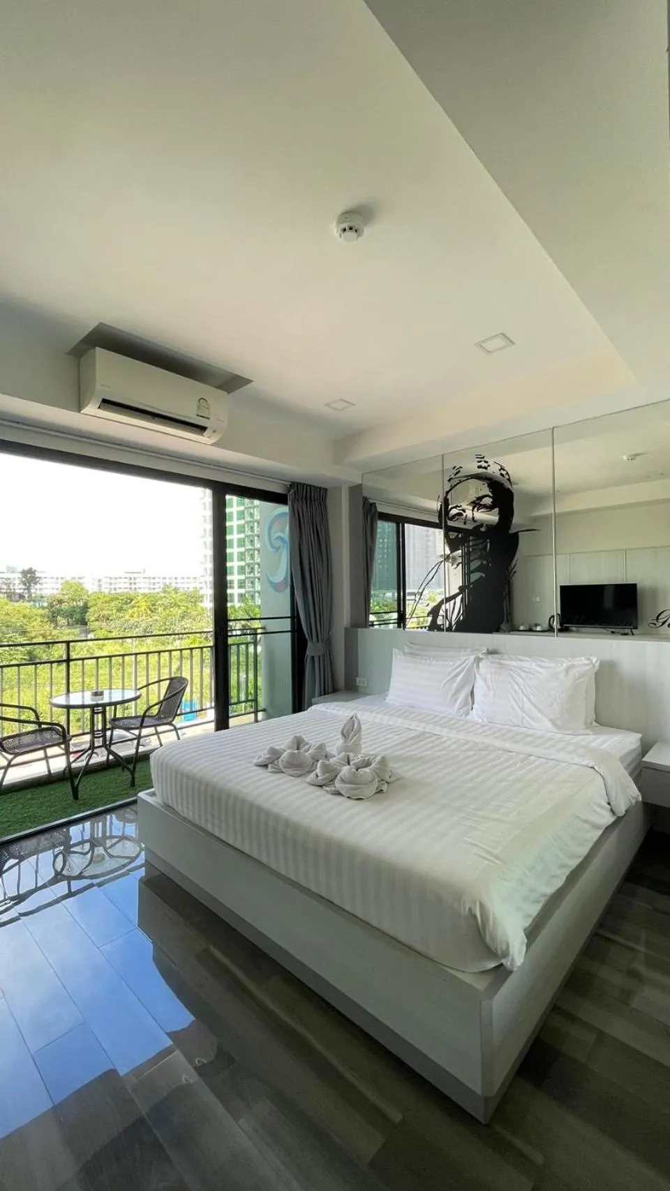 Photo of the whole room, Bed in Frankie's Inn