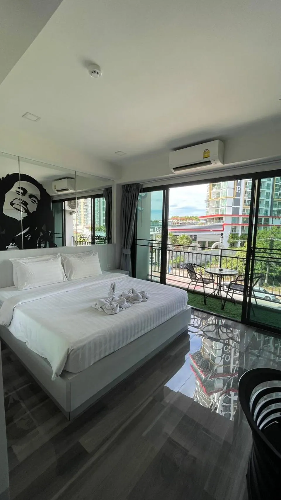 Balcony/Terrace, Bed in Frankie's Inn