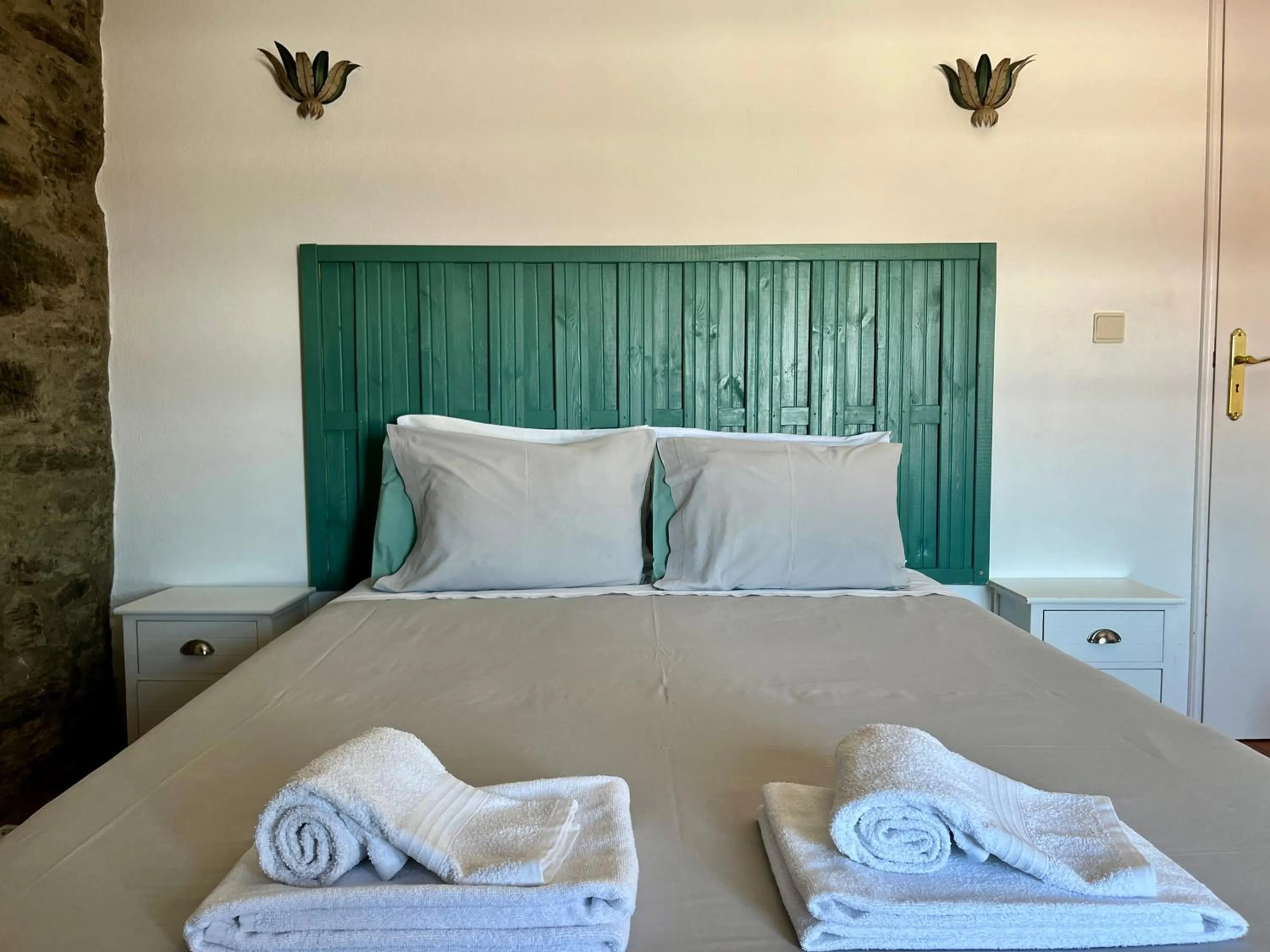 Bed in Quinta Da Estrada Winery Douro Valley