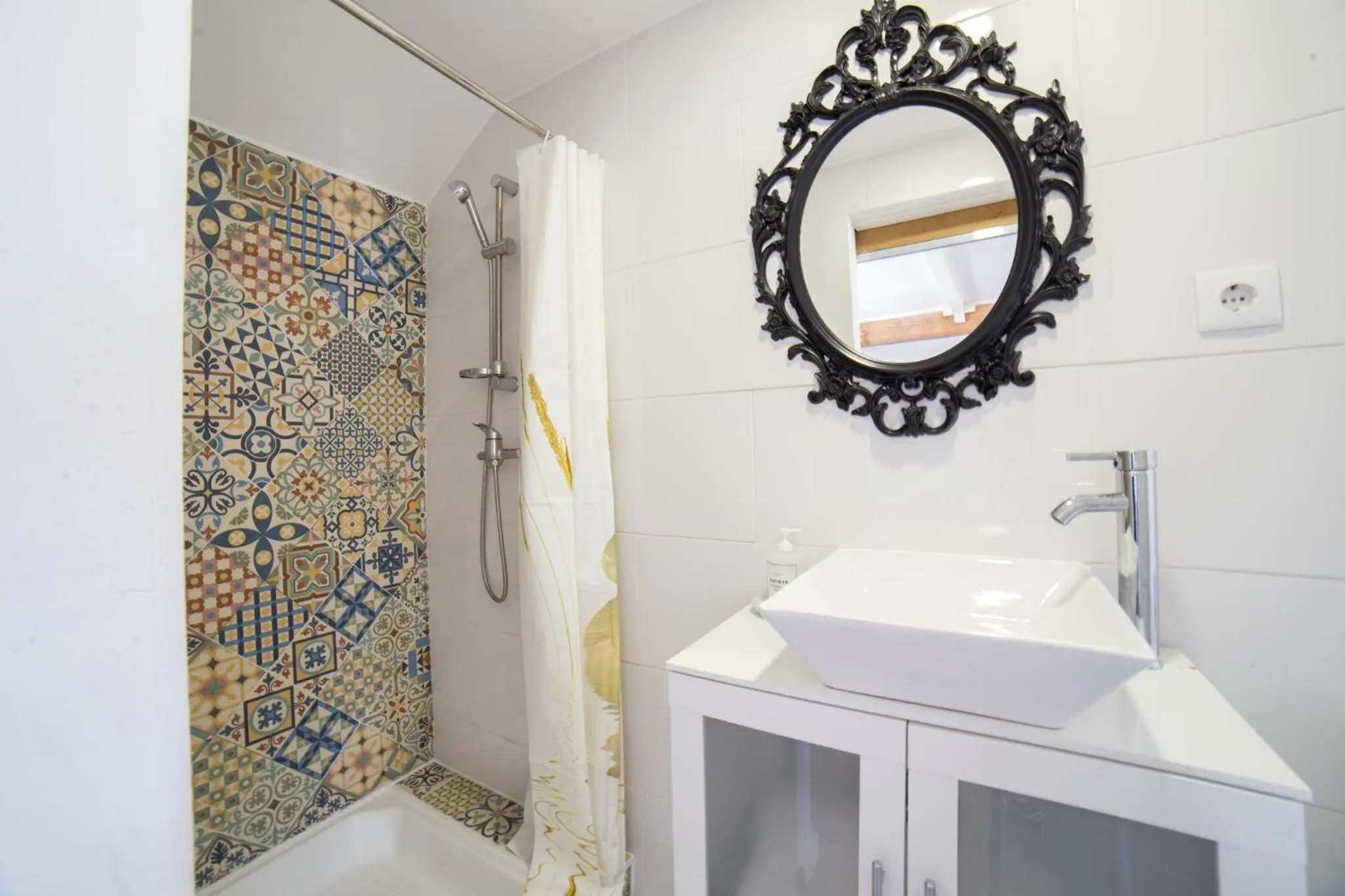 Shower in Quinta Da Estrada Winery Douro Valley