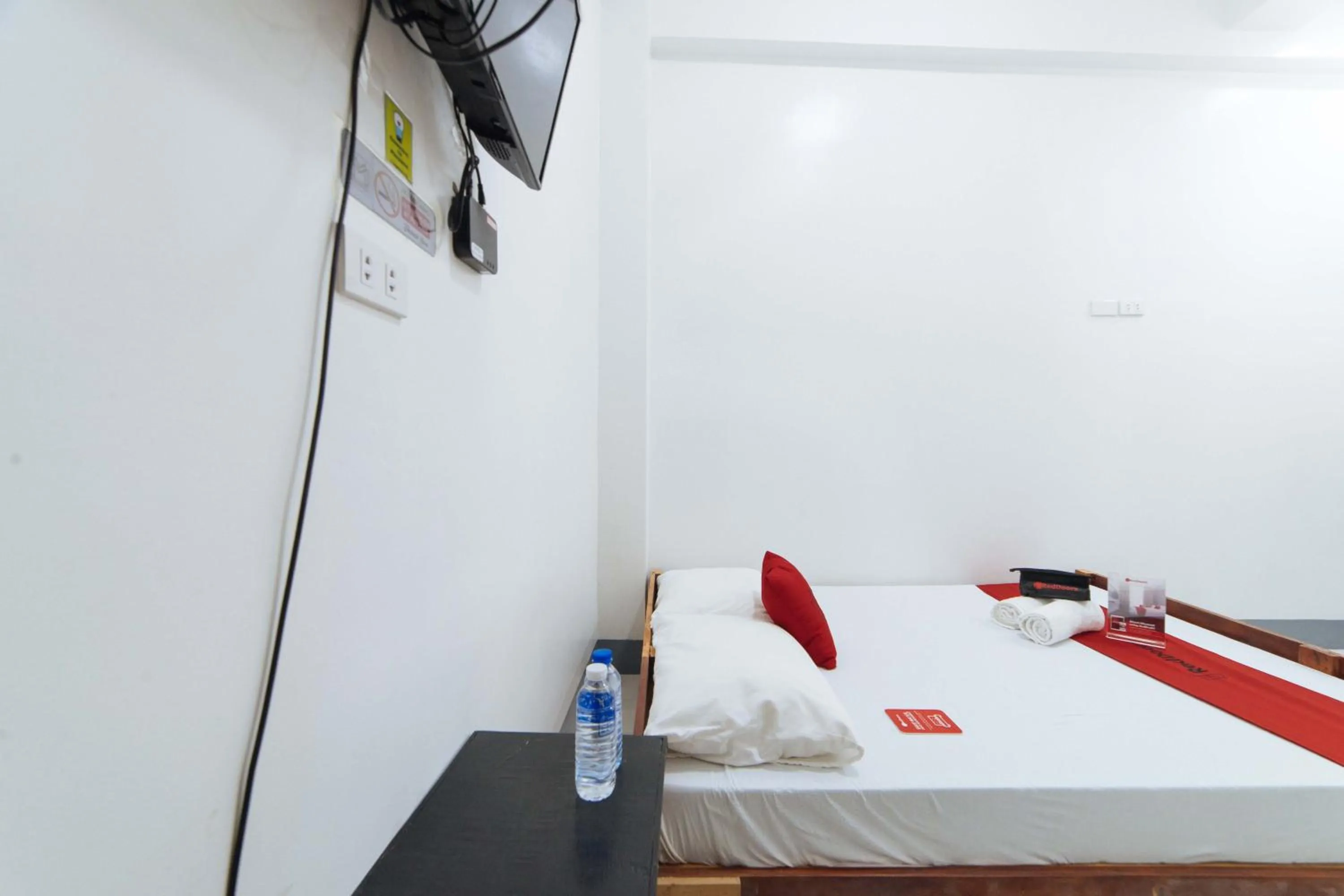 TV and multimedia, Bed in RedDoorz @ Plaza Jaro Iloilo