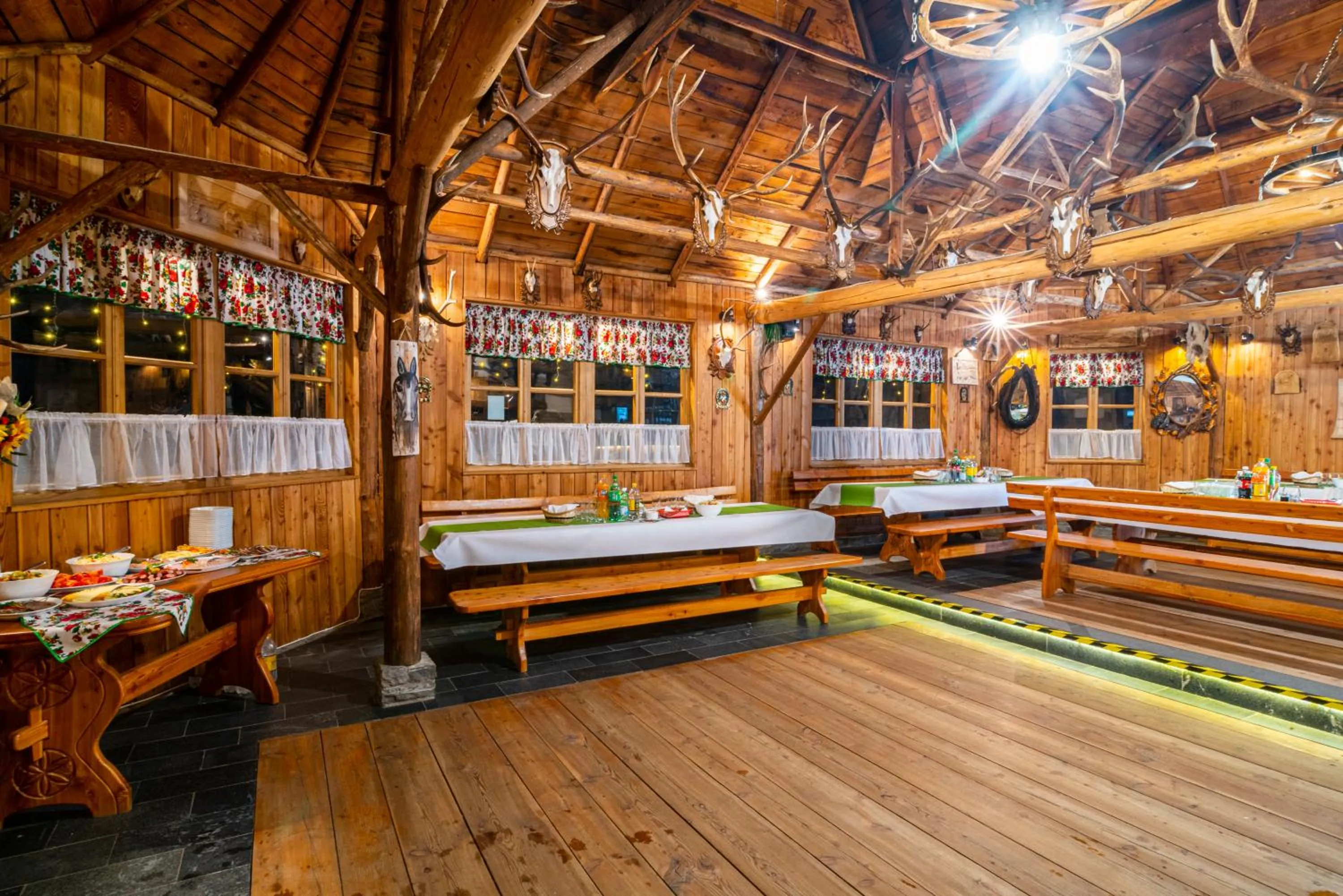 Restaurant/places to eat in Apartamenty Rajd Jaworki