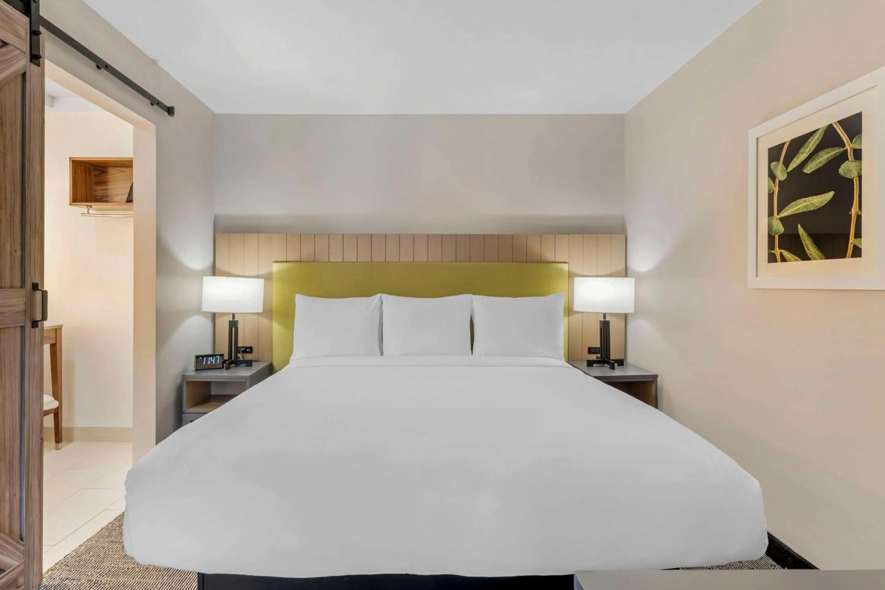 Bedroom, Bed in Country Inn & Suites by Radisson, Vallejo Napa Valley, CA