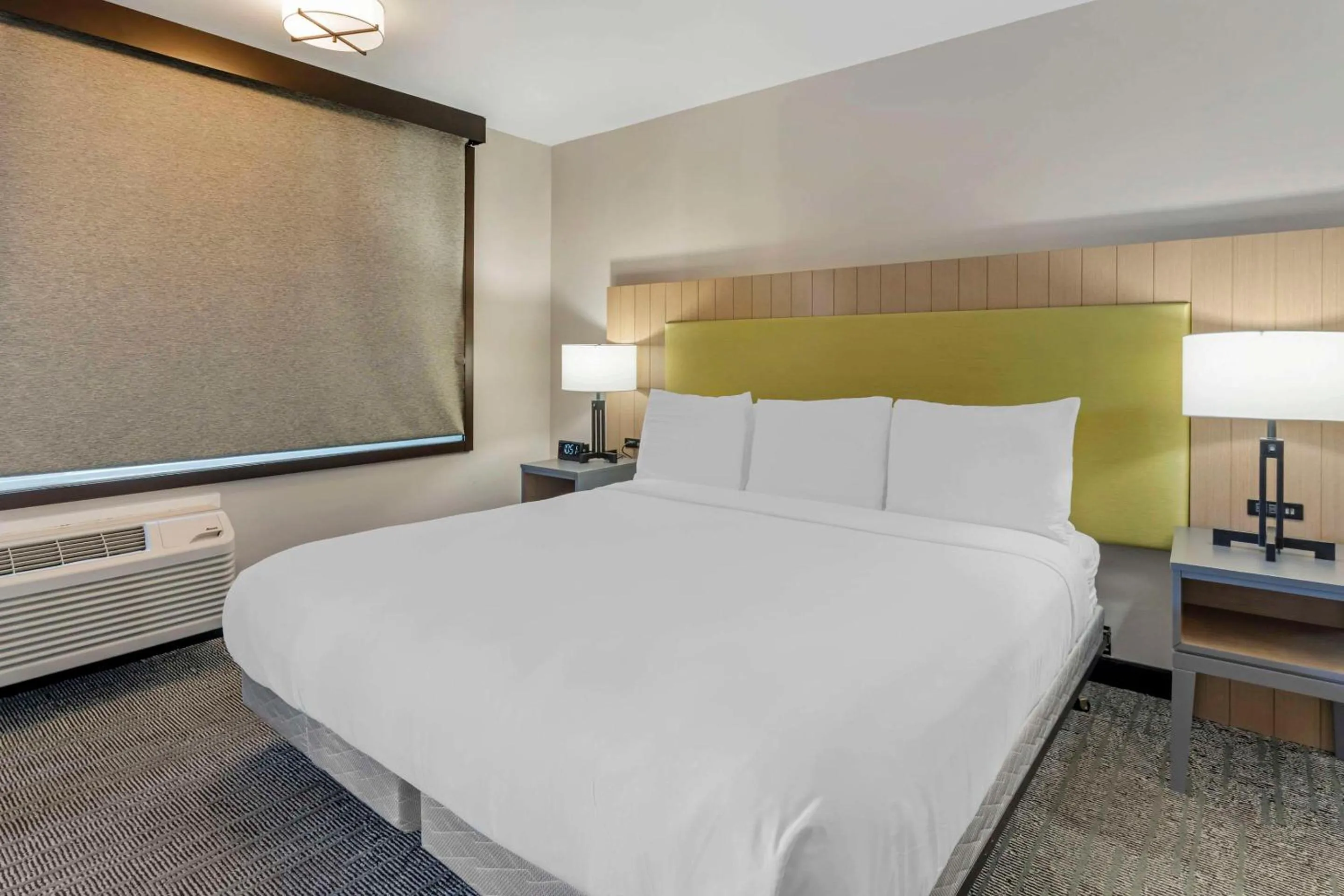 Bedroom, Bed in Country Inn & Suites by Radisson, Vallejo Napa Valley, CA