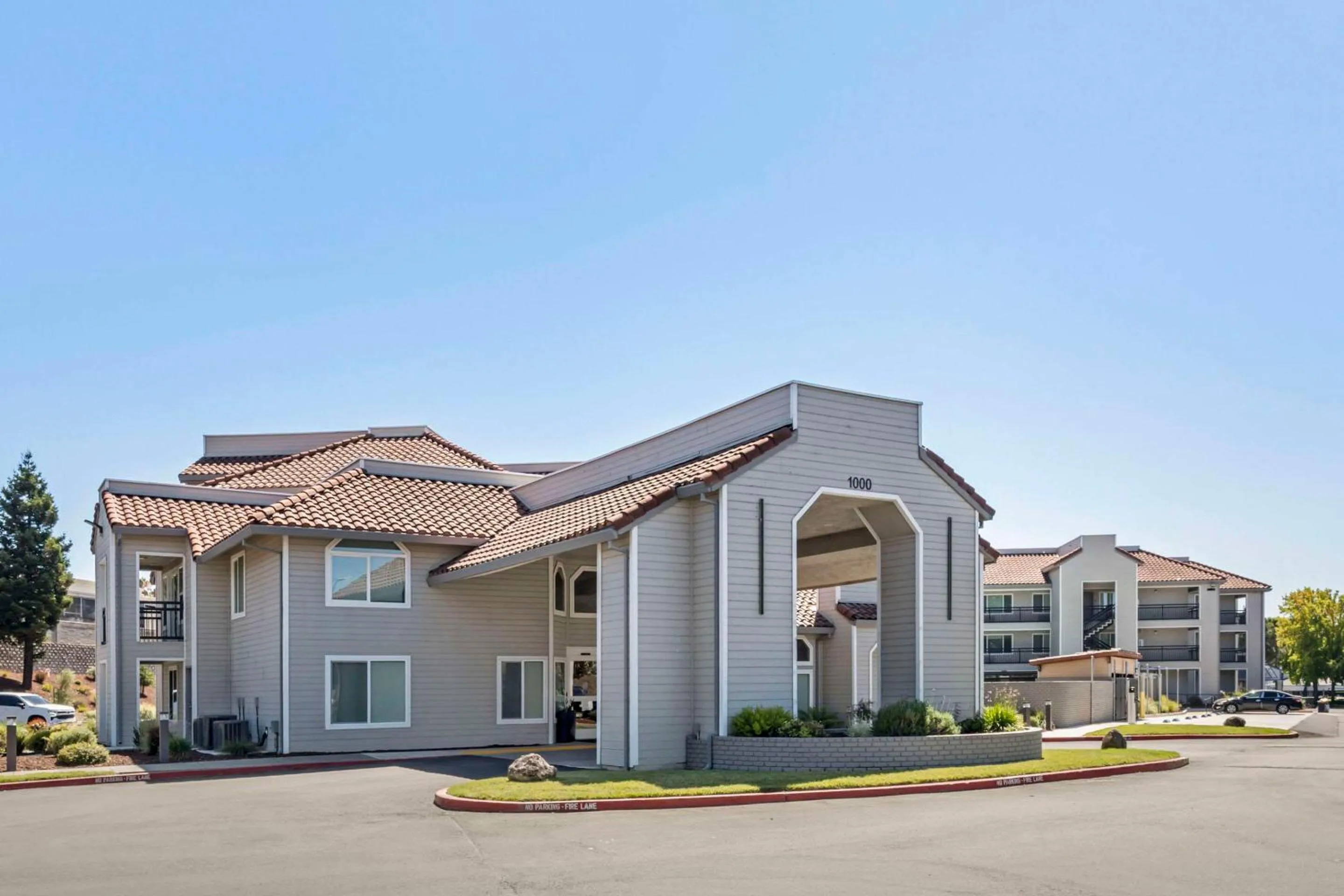 Property building in Country Inn & Suites by Radisson, Vallejo Napa Valley, CA