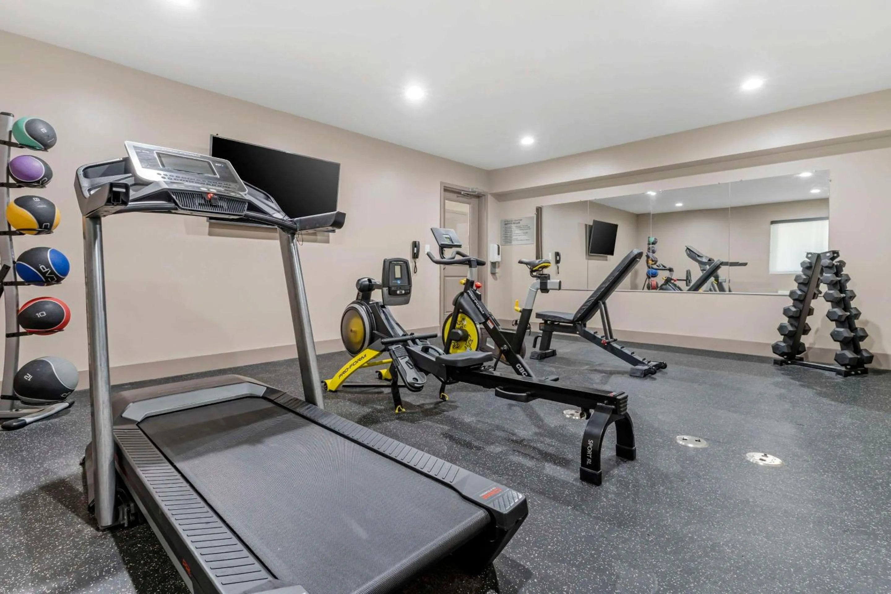 Fitness centre/facilities in Country Inn & Suites by Radisson, Vallejo Napa Valley, CA