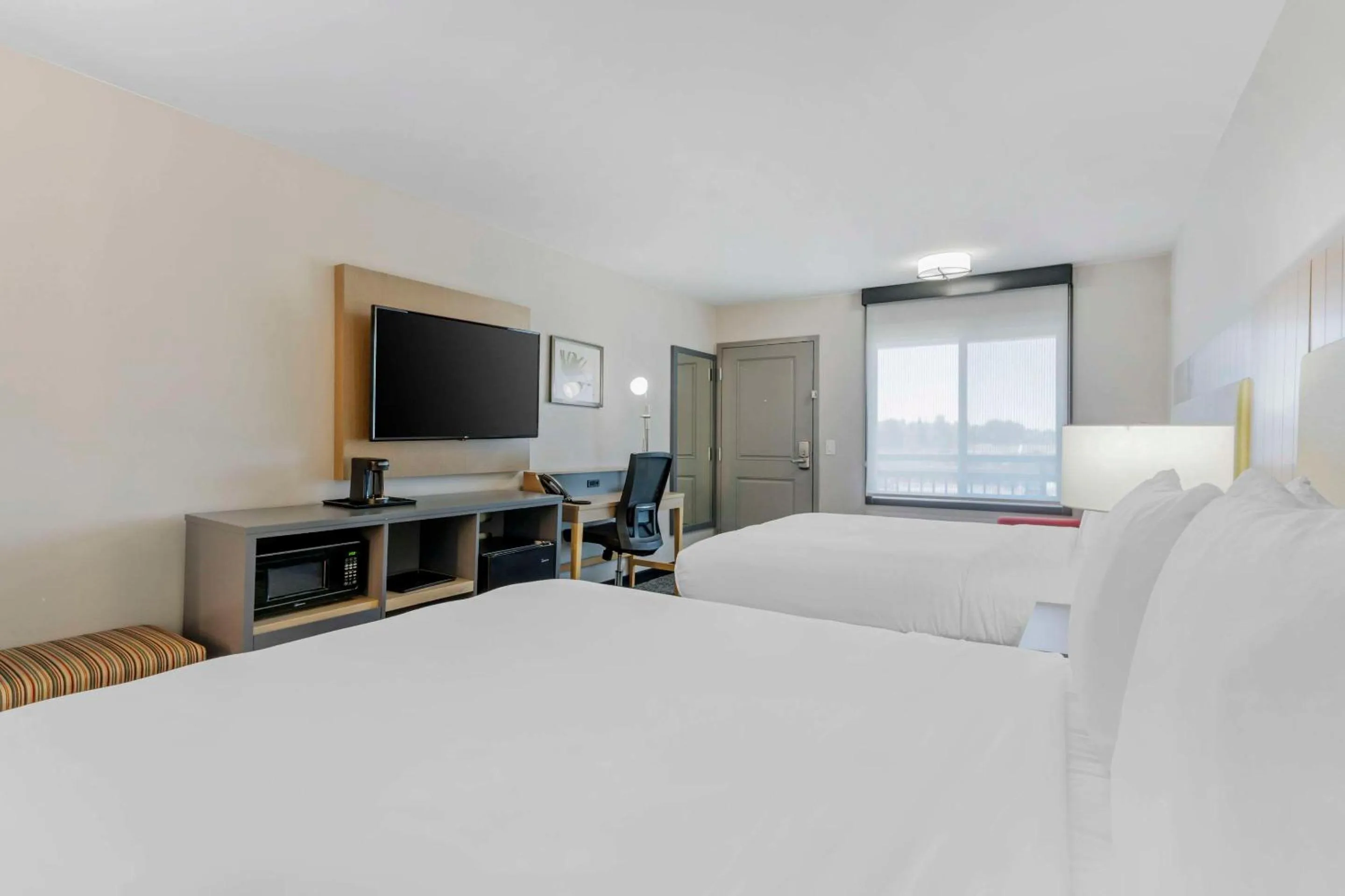 Bedroom, Bed in Country Inn & Suites by Radisson, Vallejo Napa Valley, CA