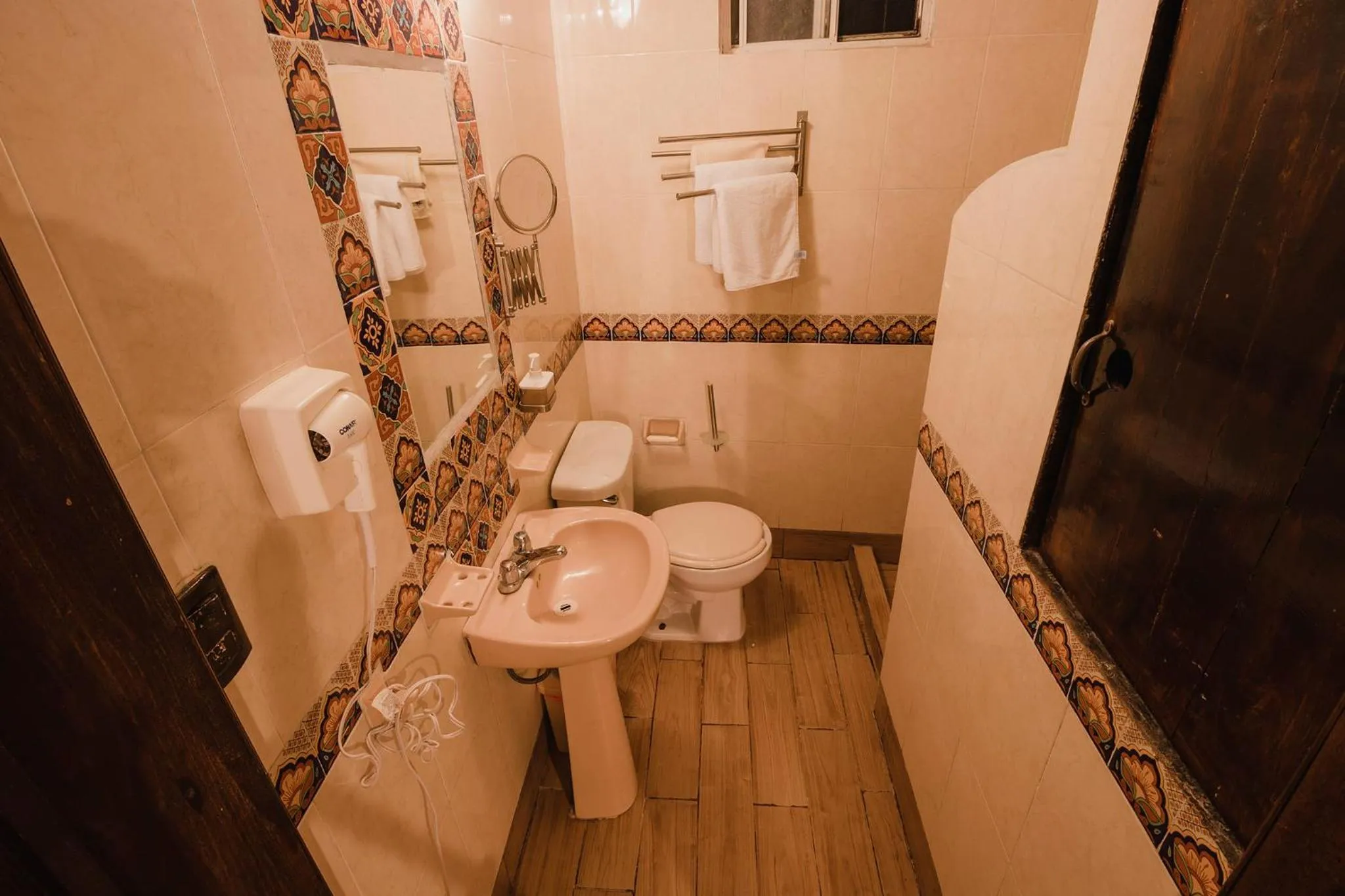 Bathroom in Antigua Lodge, 70 m from sandy beach