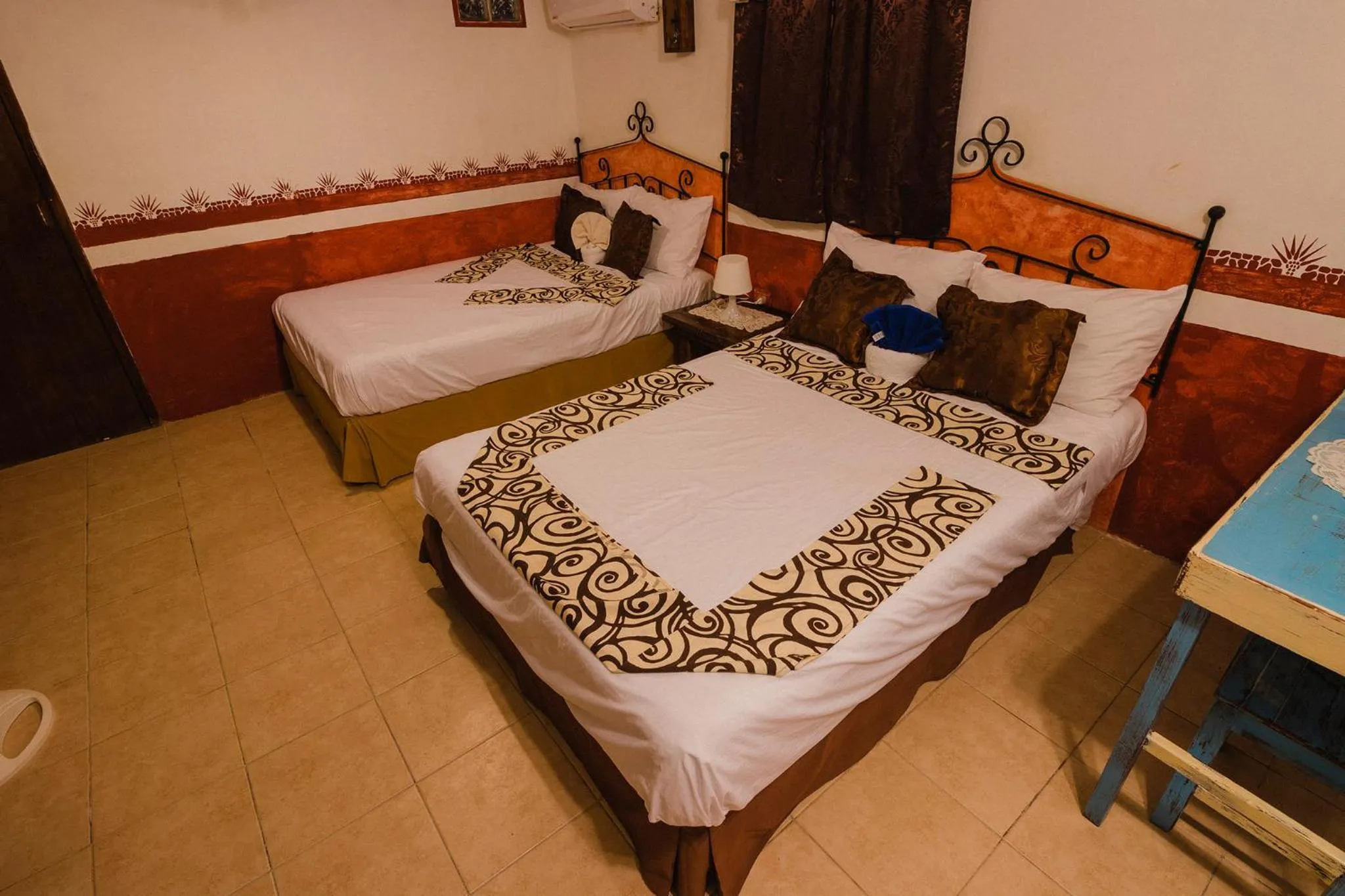 Bedroom, Bed in Antigua Lodge, 70 m from sandy beach