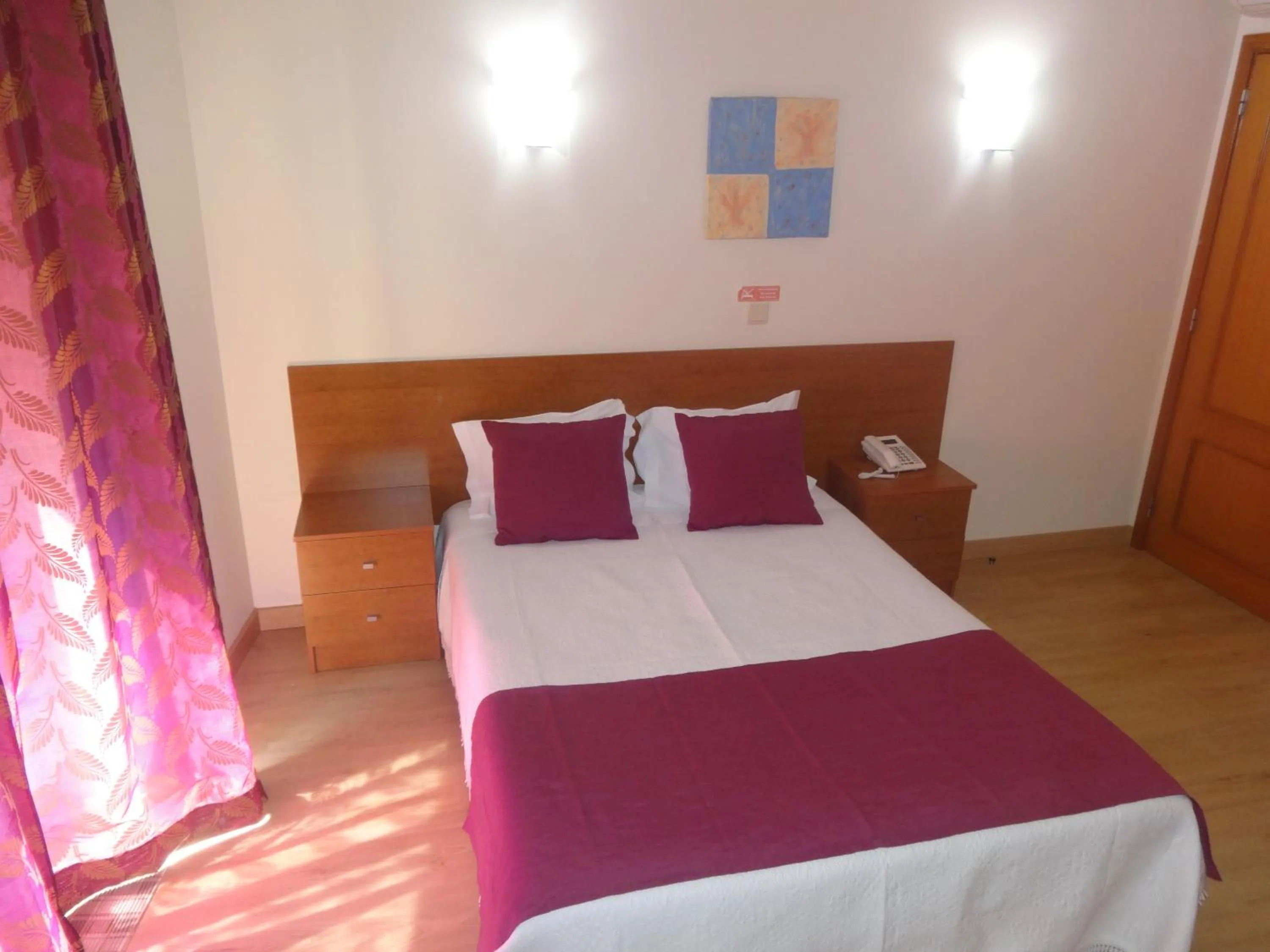 Bed in Hotel Bonjardim