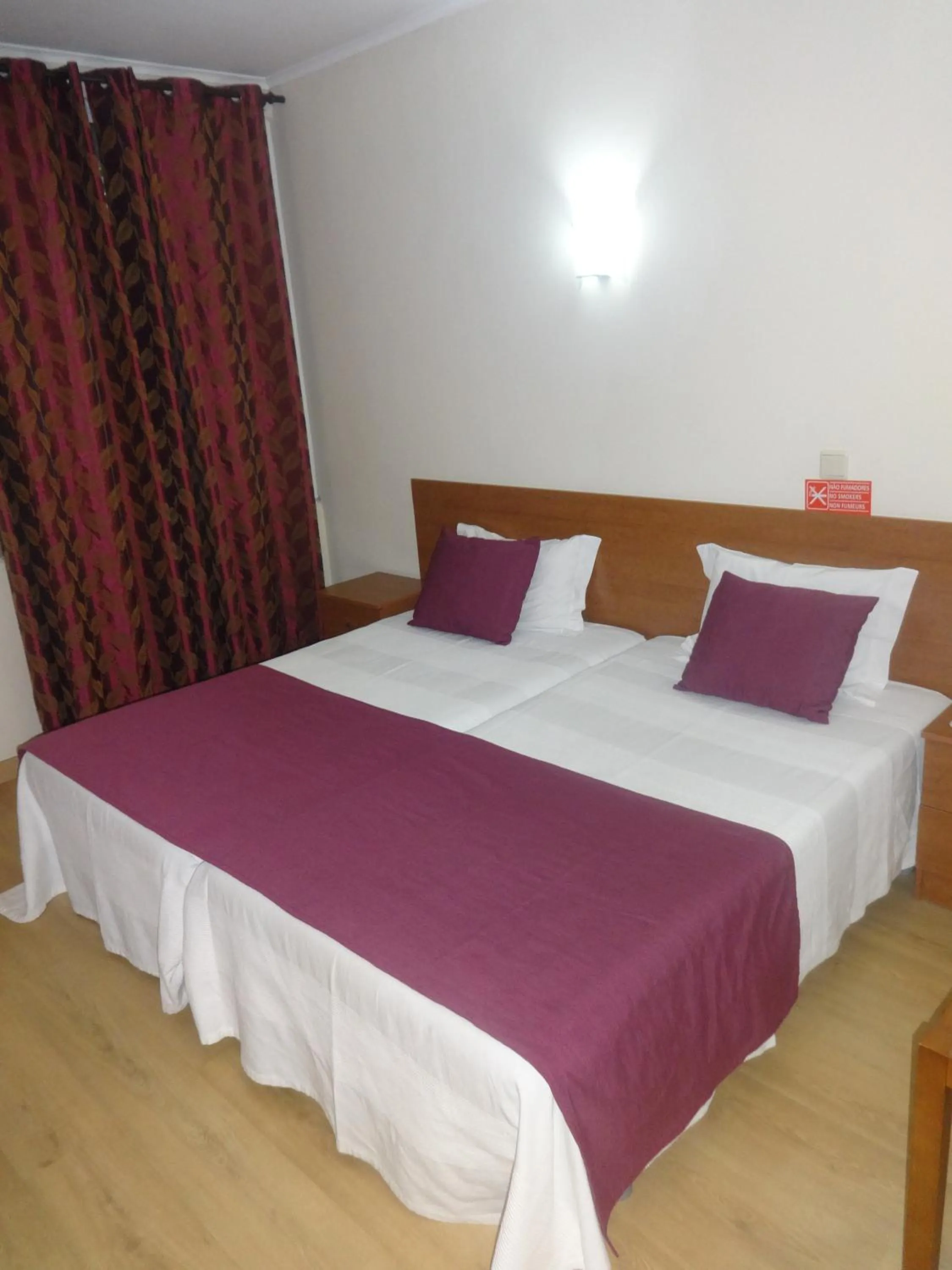 Bed in Hotel Bonjardim
