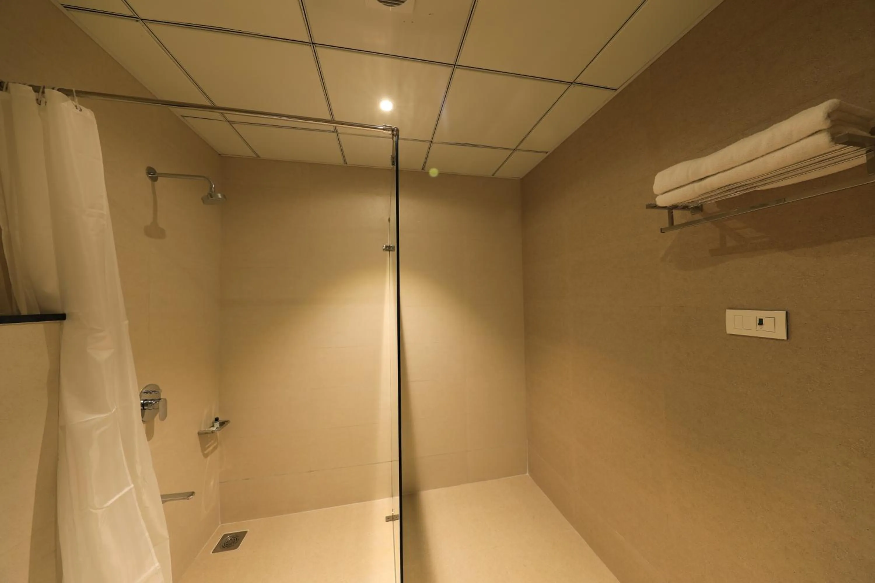 Shower in The Byke Suraj Club, Junagadh