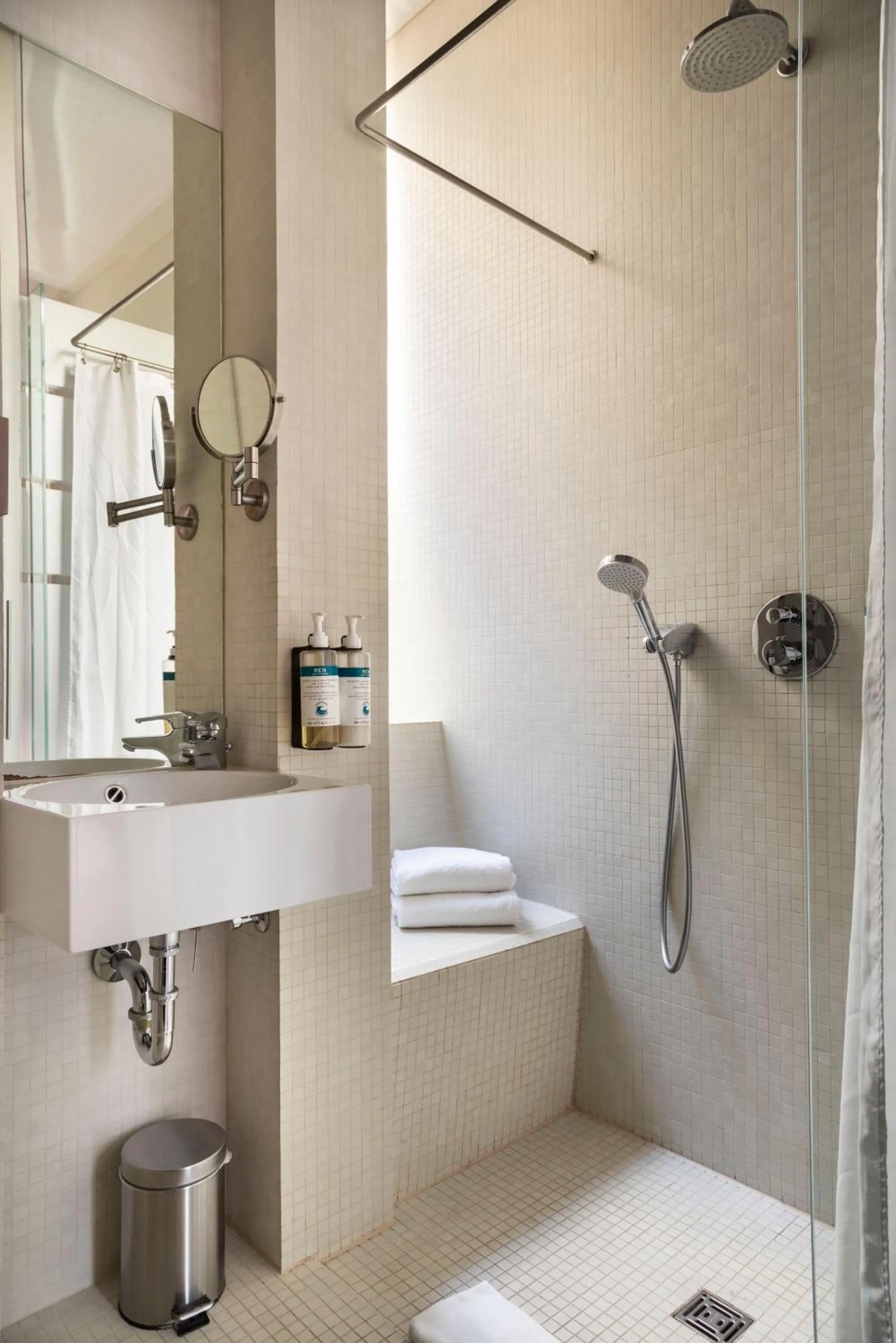 Bathroom in Numa Berlin Belfort