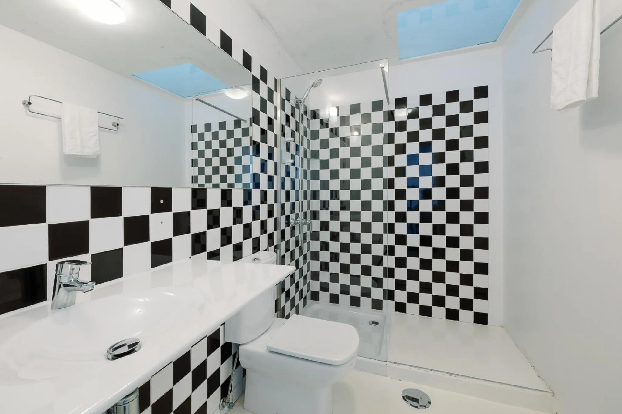 Bathroom in Fine Arts Studios by Olala Homes