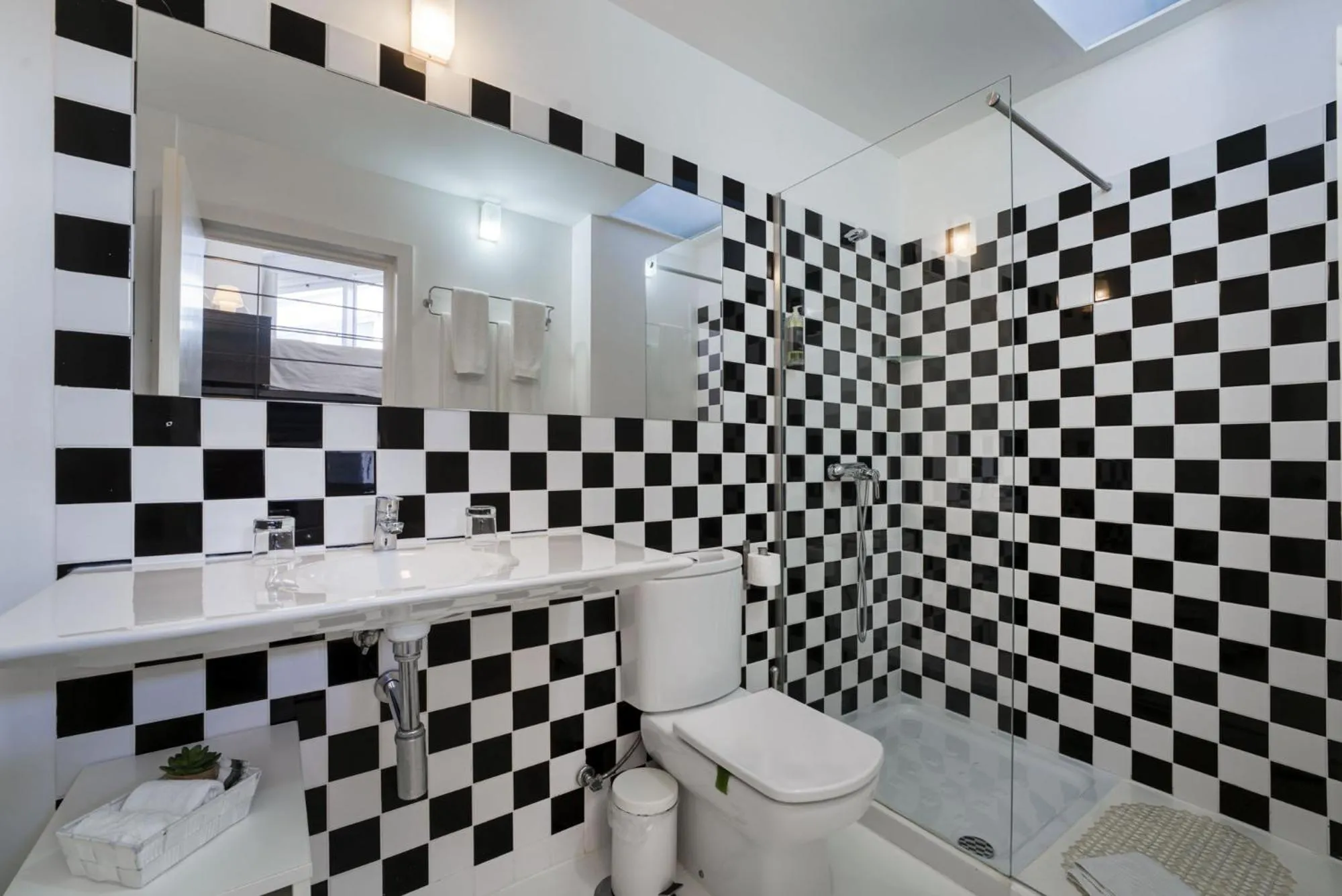 Bathroom in Fine Arts Studios by Olala Homes