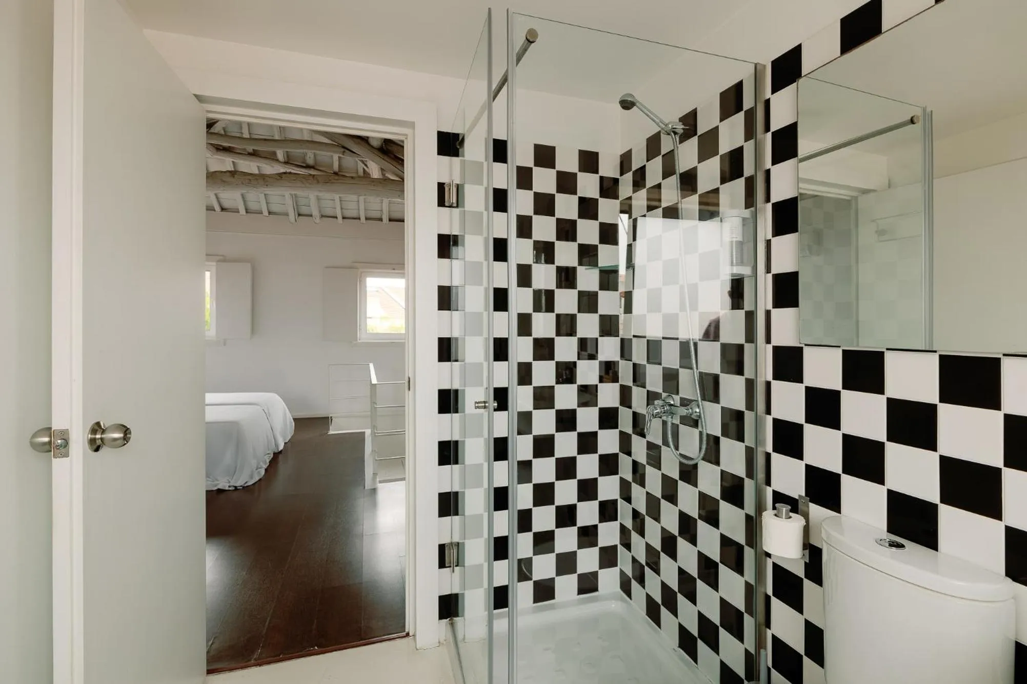 Bathroom in Fine Arts Studios by Olala Homes