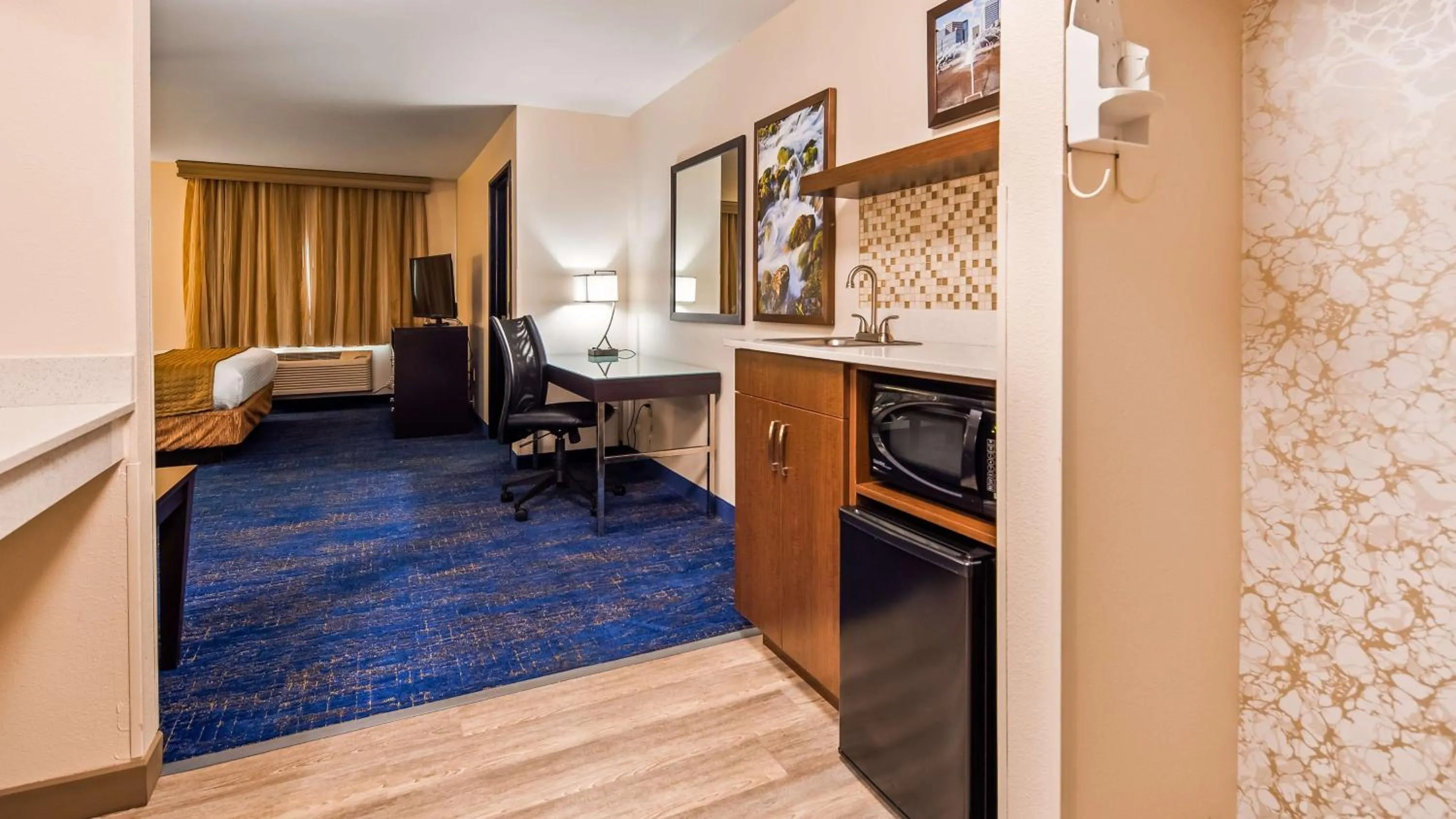 TV and multimedia in Best Western Plus Portland Airport Hotel & Suites