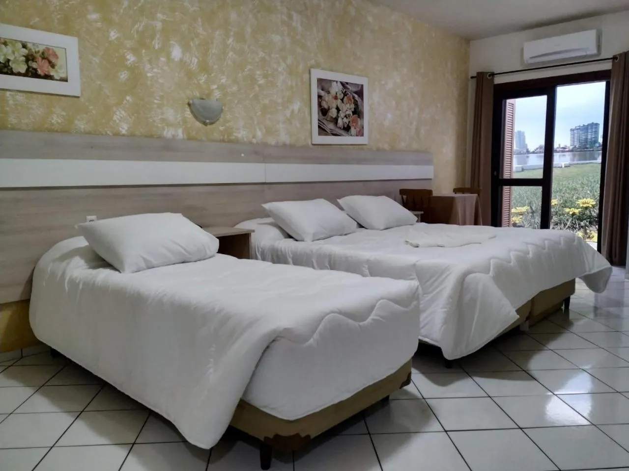 Bed in Hotel Mares do Sul