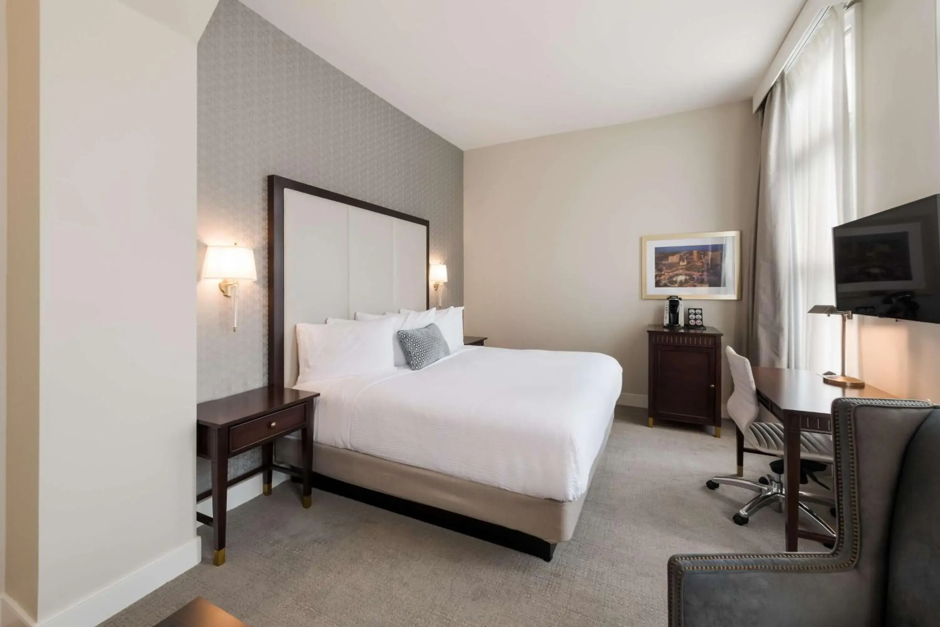 King Room with Sofa Bed and Roll in Shower - Mobility Accessible/Non-Smoking in Independence Park Hotel, BW Premier Collection King Room with Sofa Bed and Roll in Shower - Mobility Accessible/Non-Smoking in Independence Park Hotel, BW Premier Collection