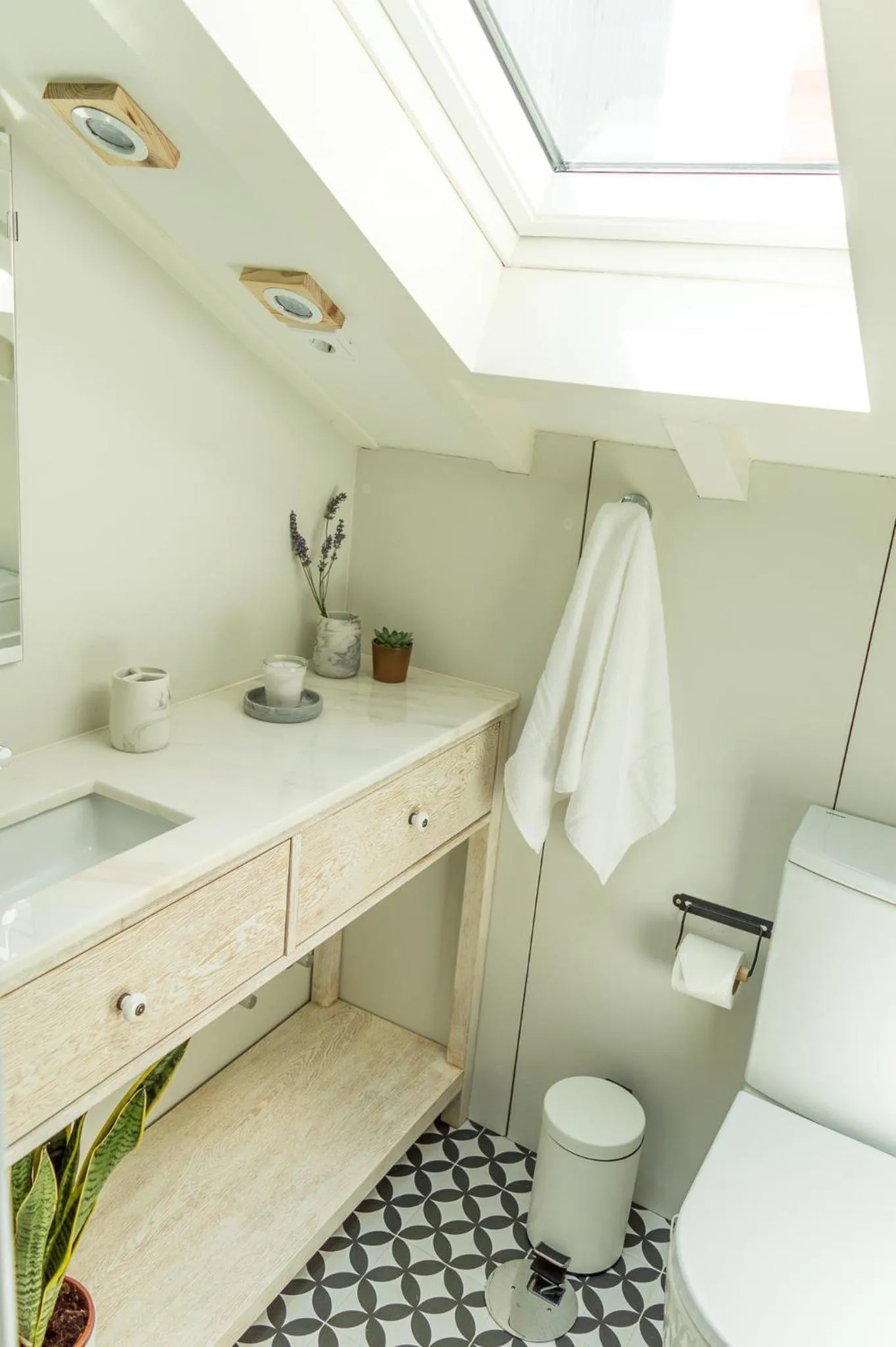 Bathroom in Queen's Garden Hostel