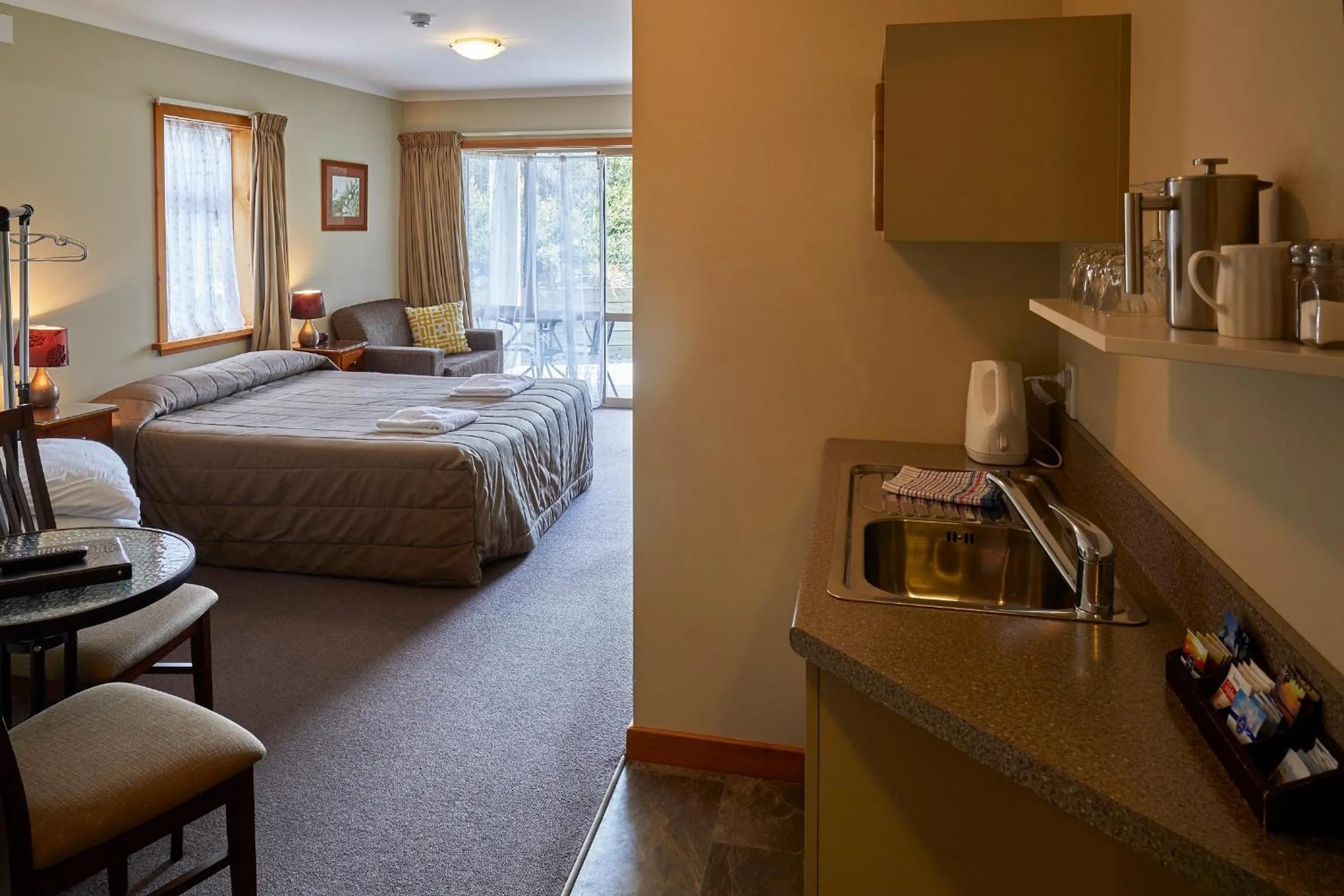 Kitchen or kitchenette, Bed in Aoraki Mount Cook Alpine Lodge