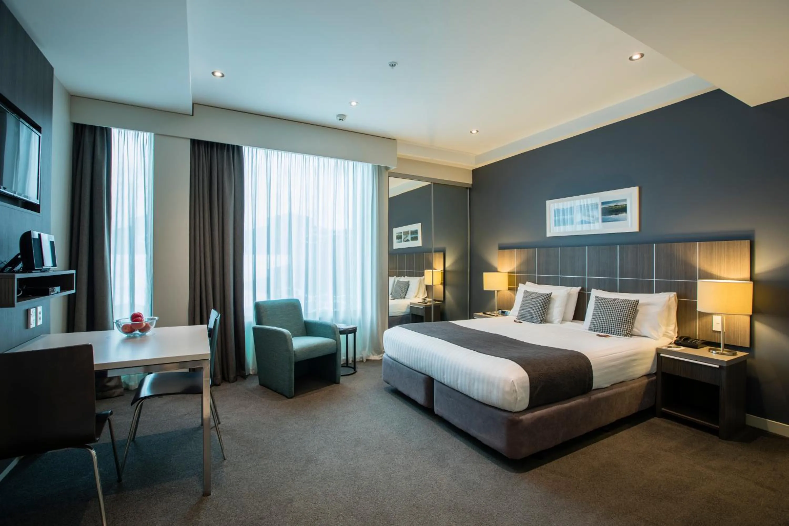 Photo of the whole room, Bed in Quest Highbrook