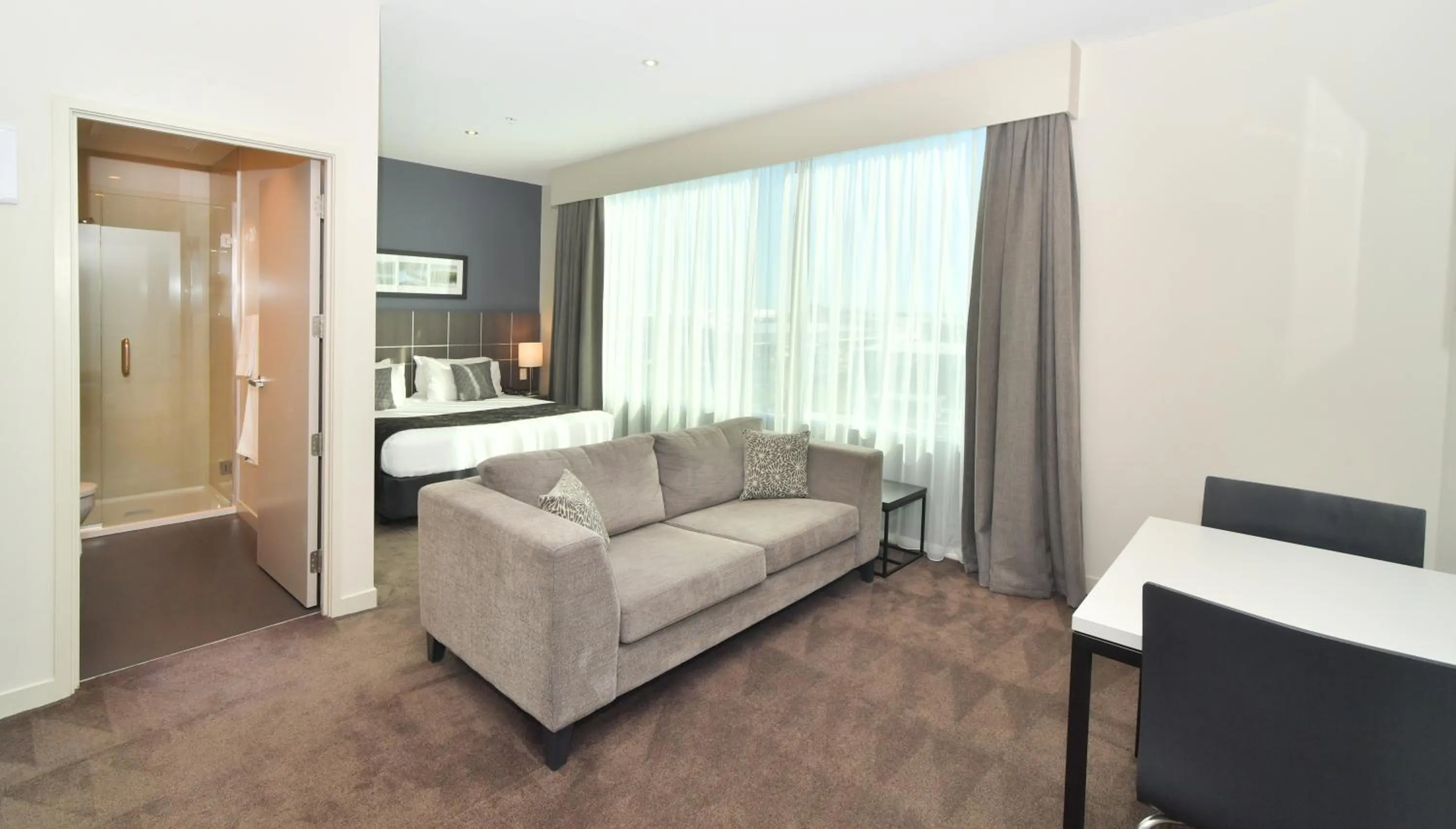 Photo of the whole room, Bed in Quest Highbrook