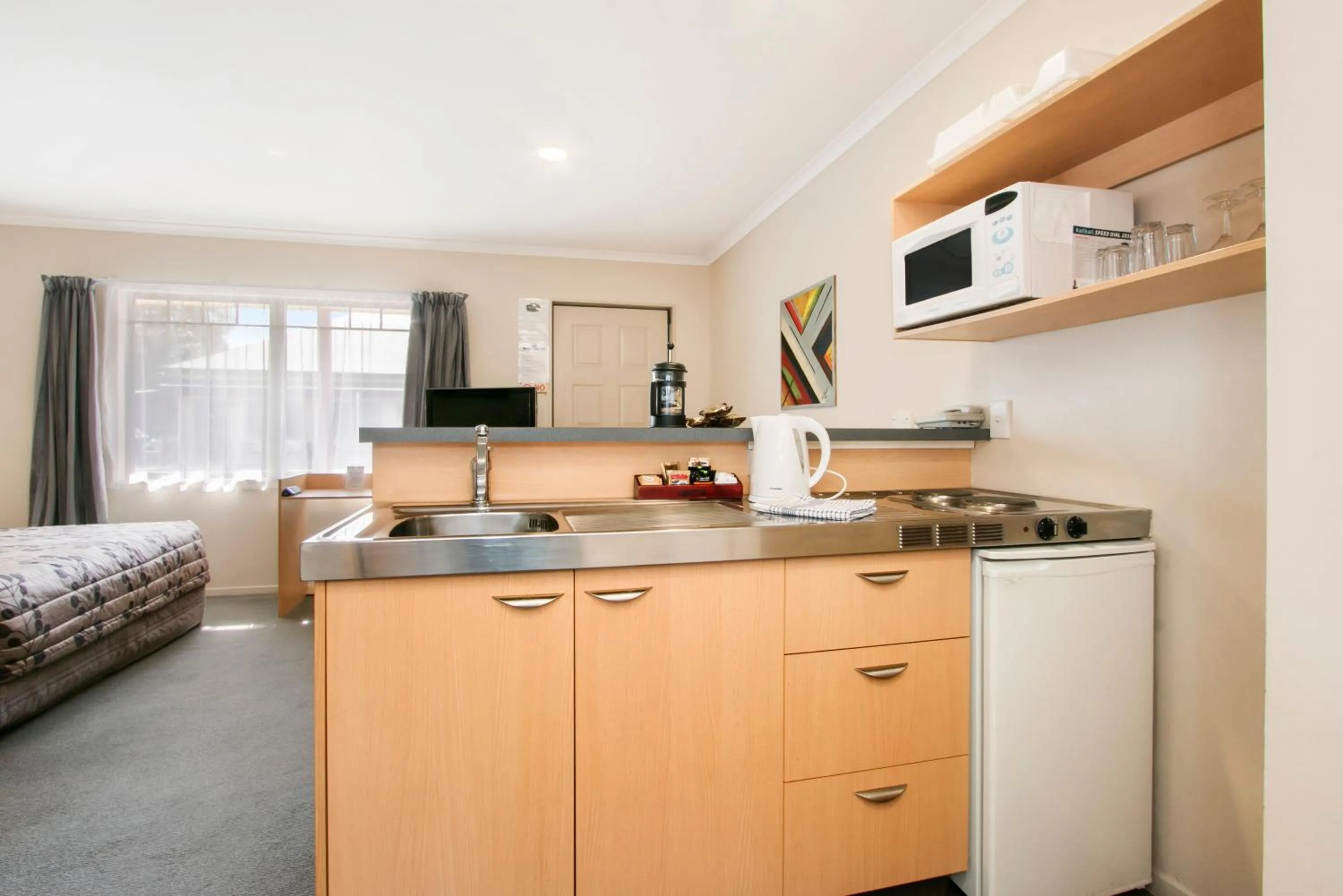 Kitchen or kitchenette in ASURE Kaimai View Motel