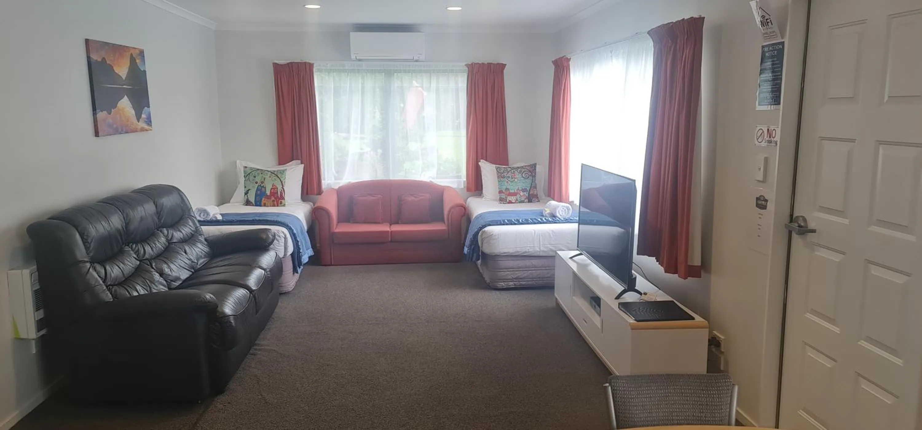 Bed in ASURE Kaimai View Motel