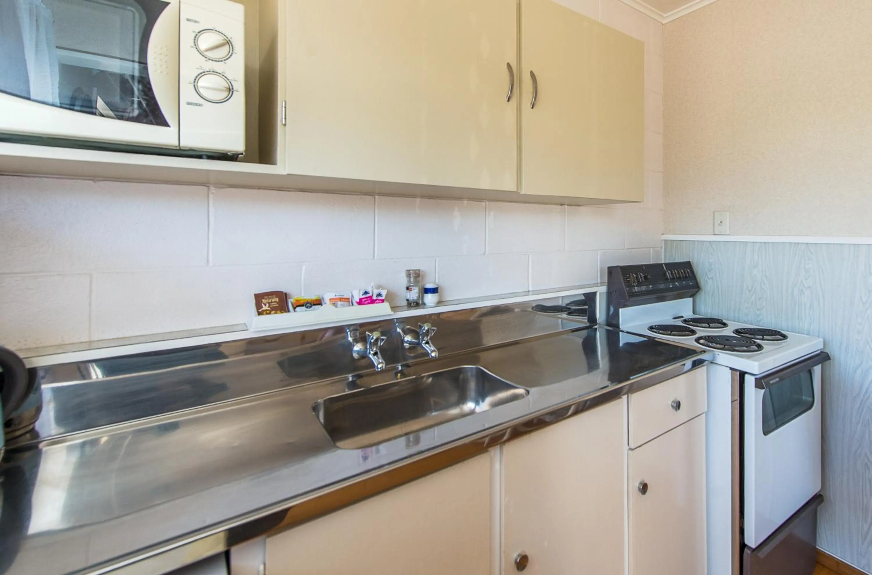 Kitchen or kitchenette in Astral Motel
