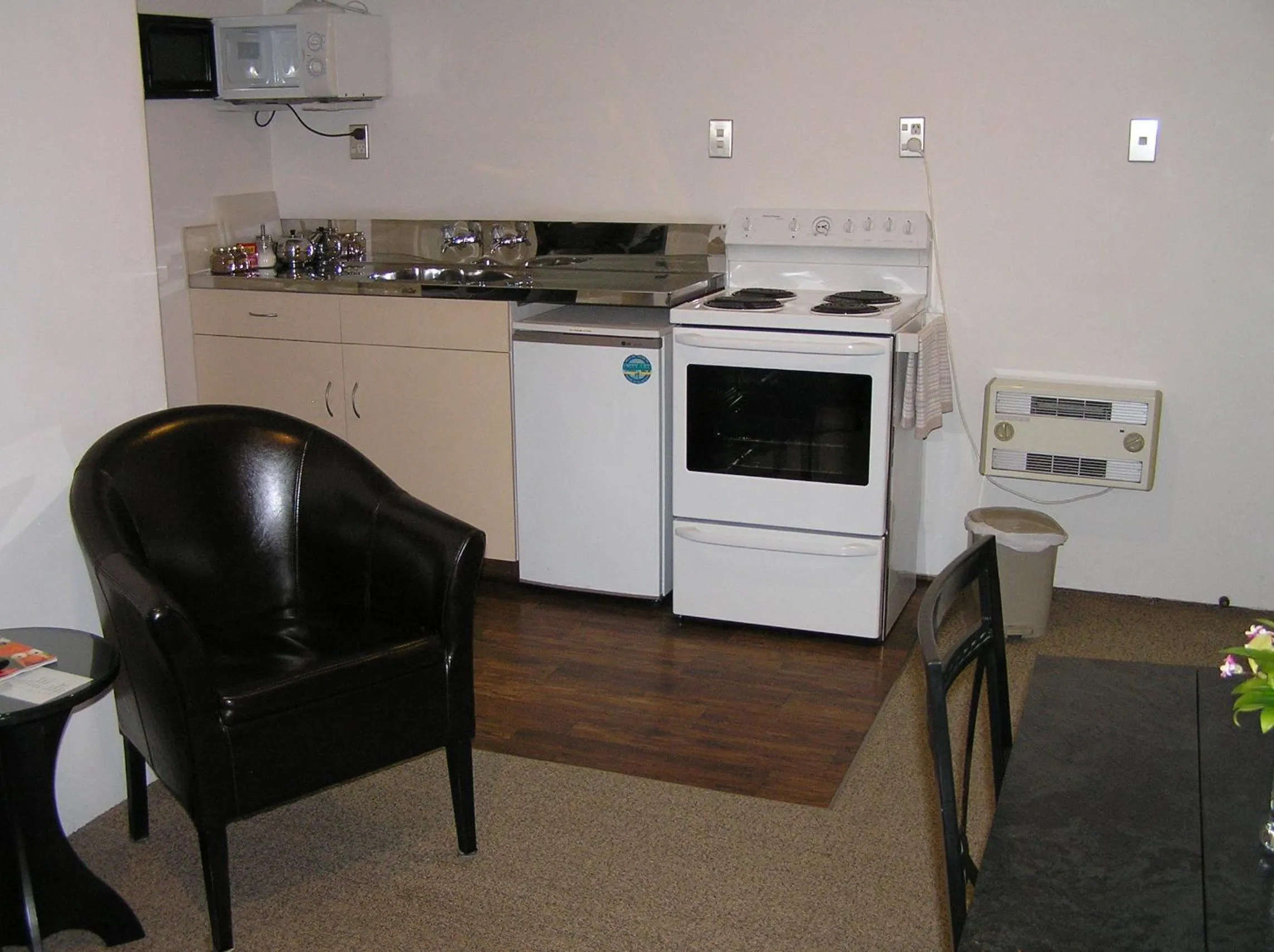 Kitchen or kitchenette in Coachman Motel
