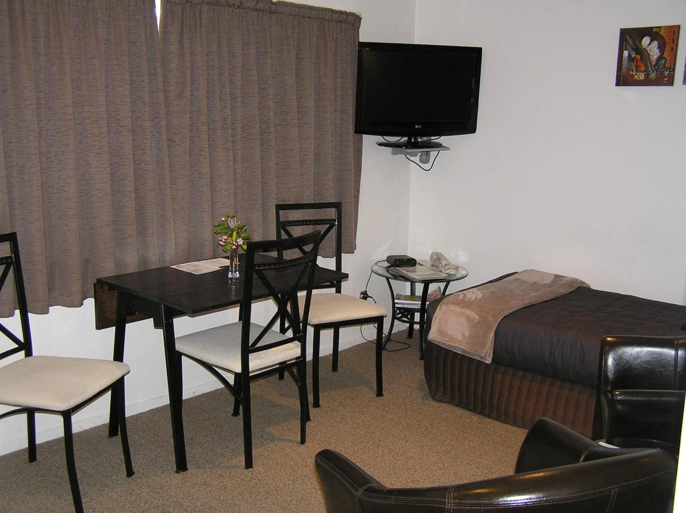 Decorative detail, Bed in Coachman Motel