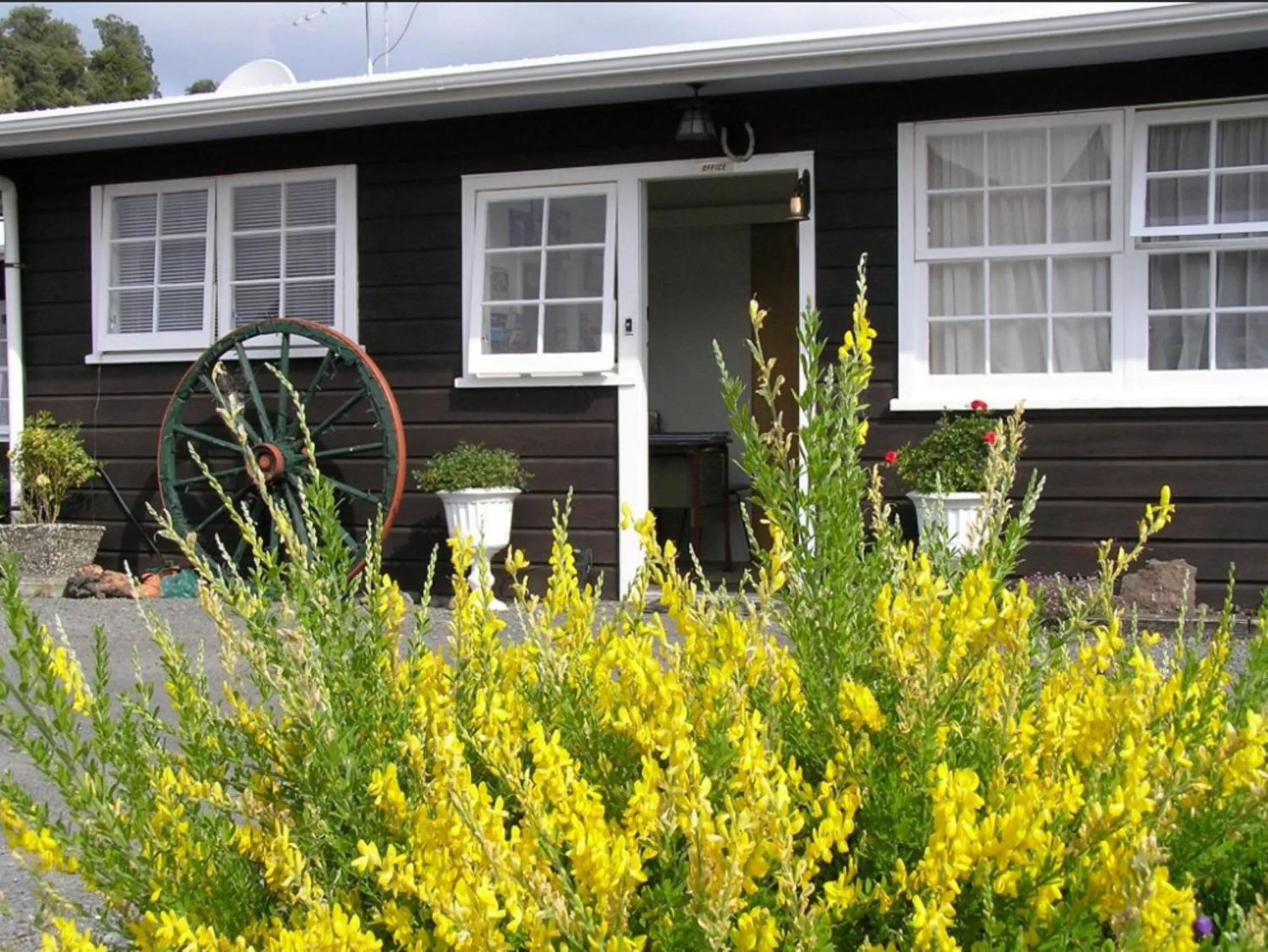 Facade/entrance in Coachman Motel
