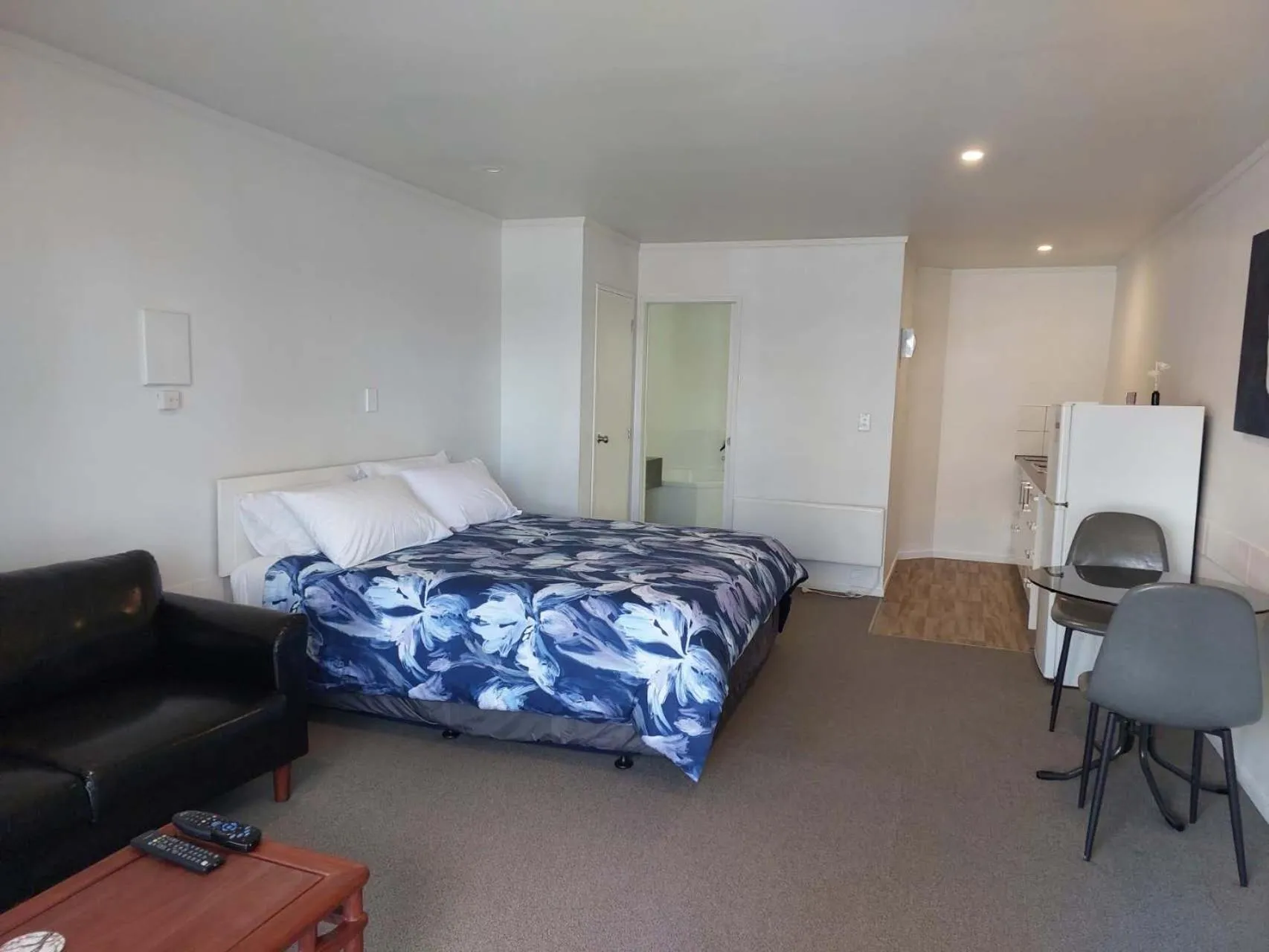 Living room, Bed in Camellia Court Motel