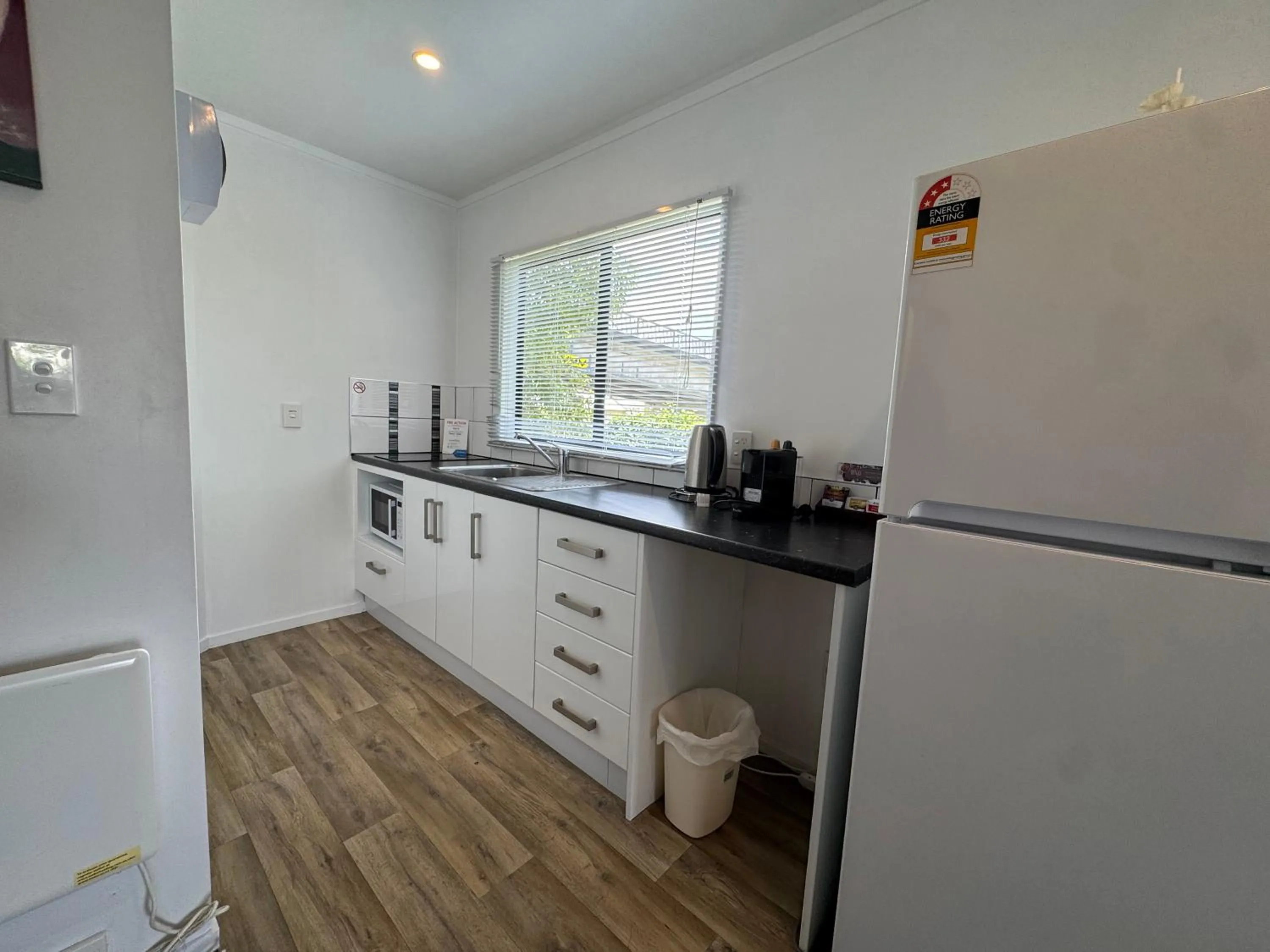Kitchen or kitchenette in Camellia Court Motel