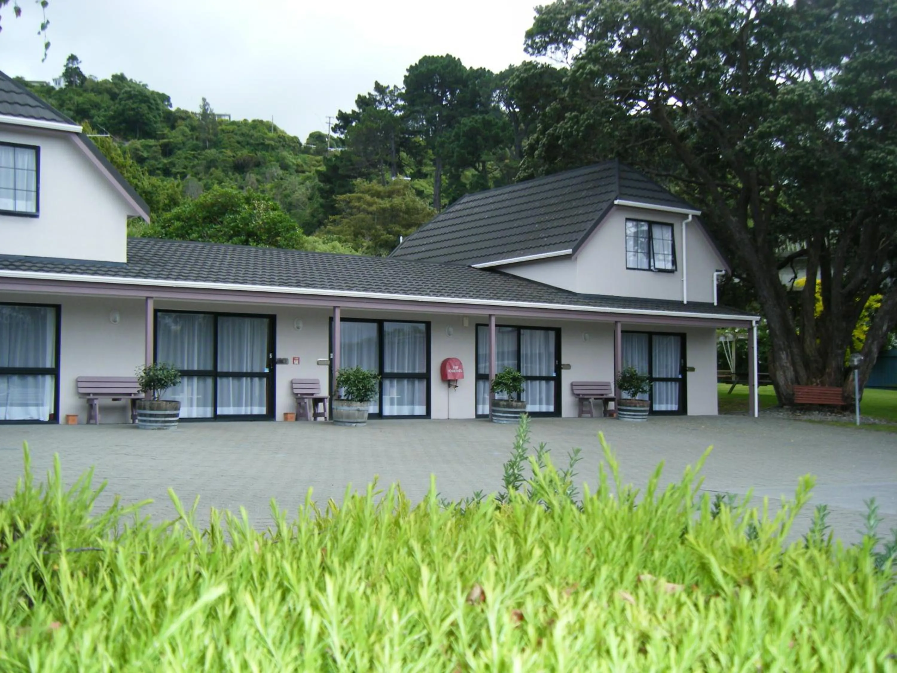 Facade/entrance in Camellia Court Motel