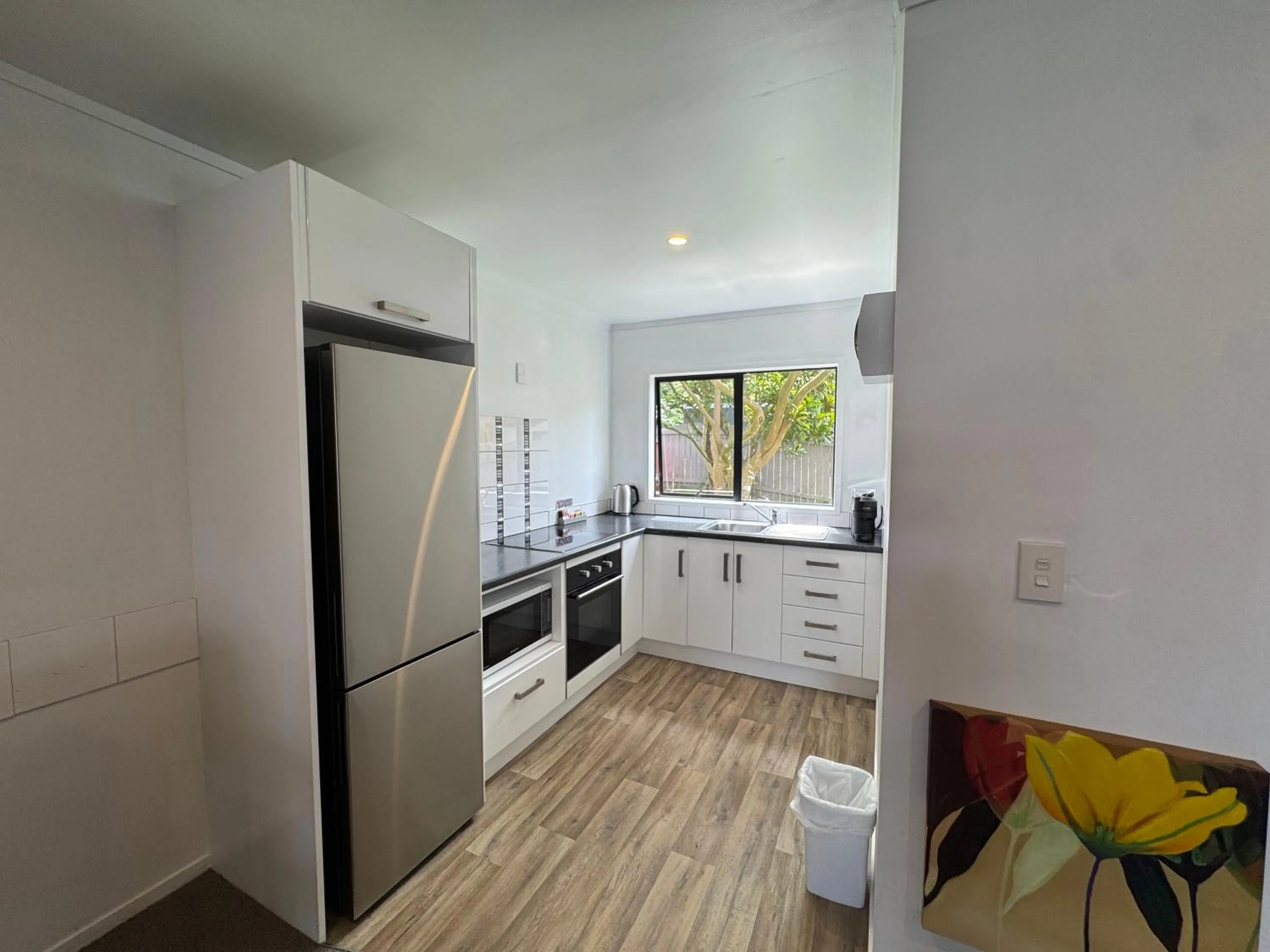 Kitchen or kitchenette in Camellia Court Motel