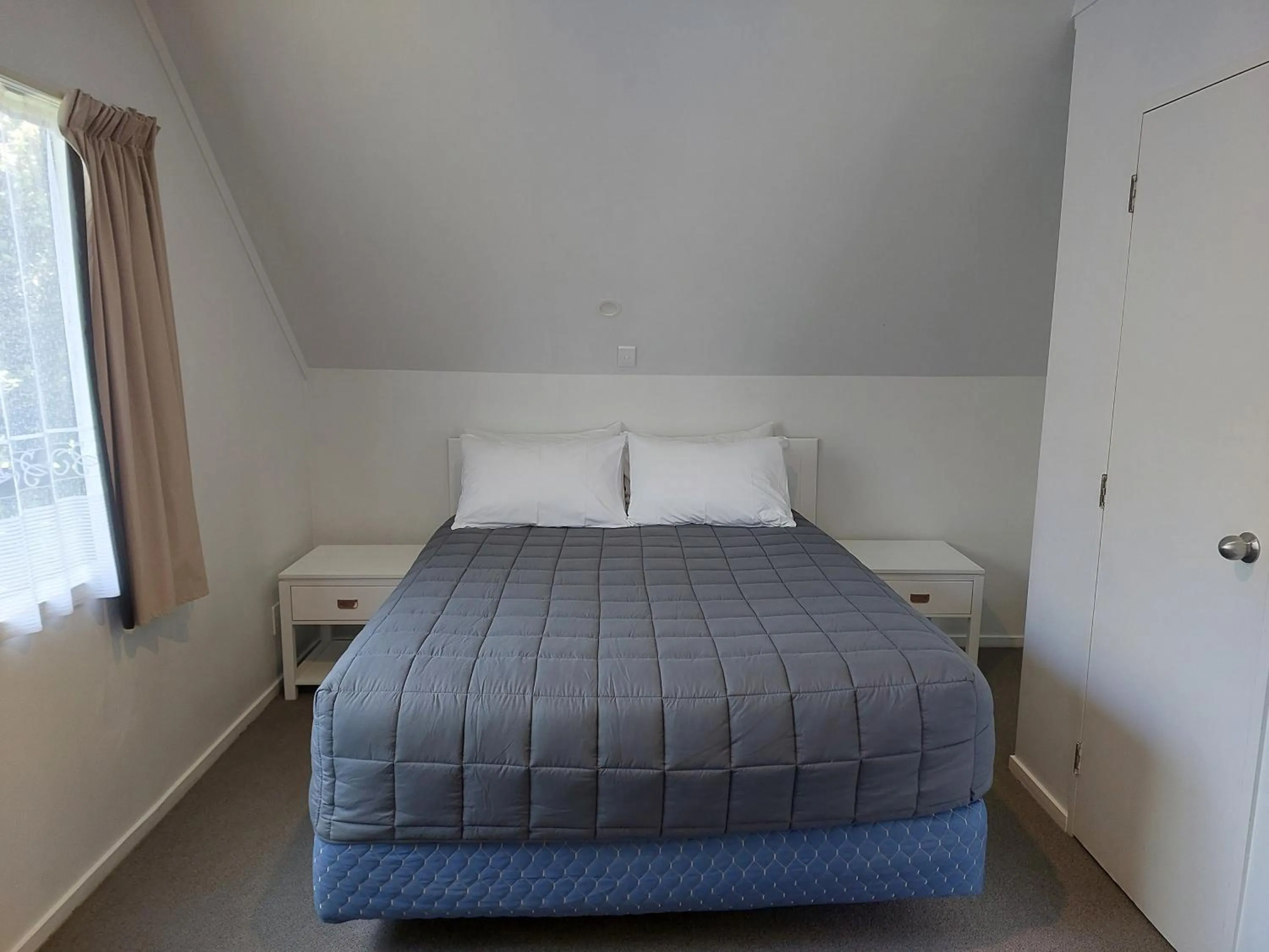 Bedroom, Bed in Camellia Court Motel