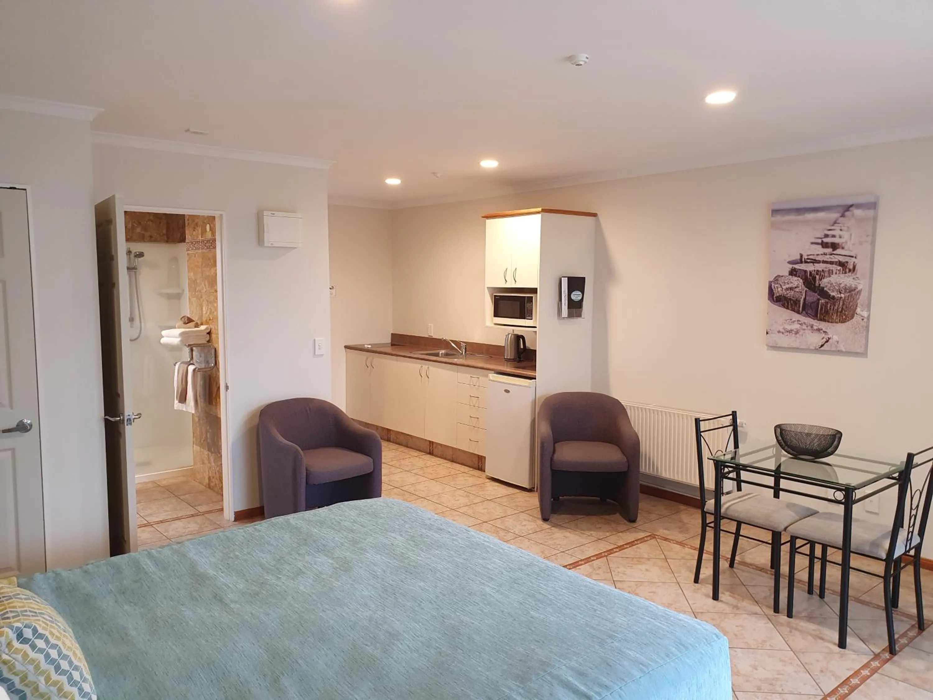 Living room in Breakers Motel