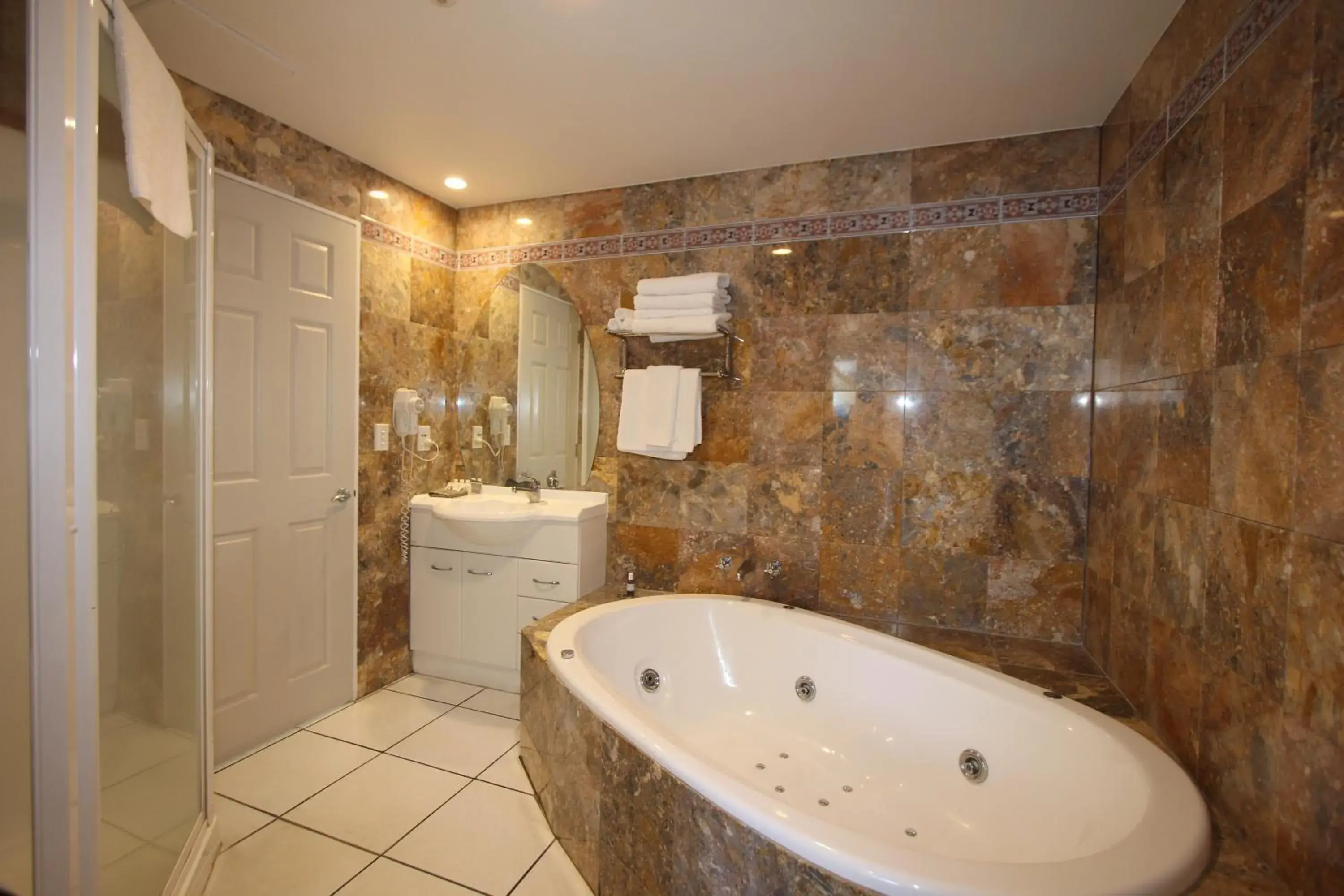 Deluxe One-Bedroom Suite in Breakers Motel Deluxe One-Bedroom Suite in Breakers Motel