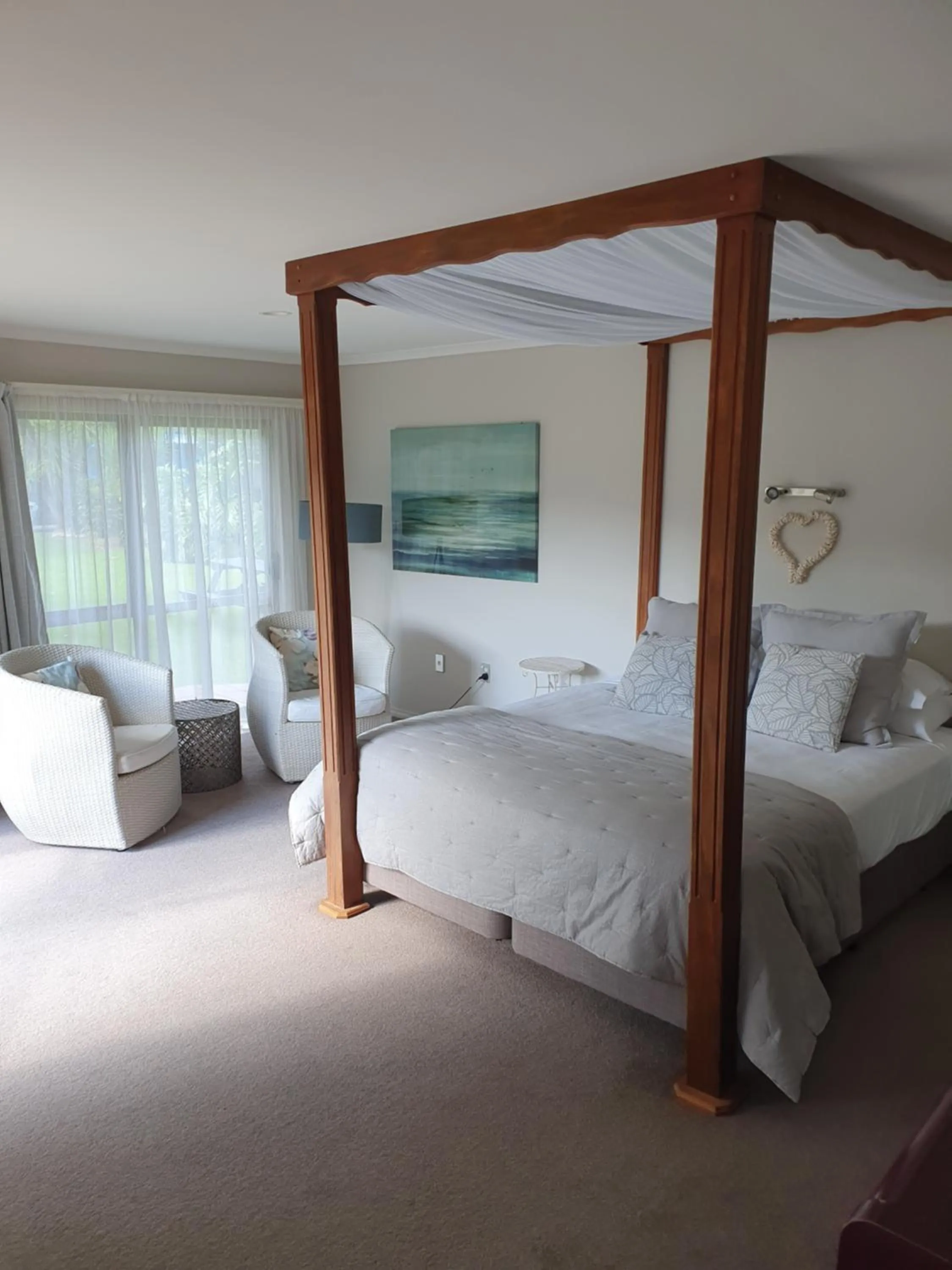 Bedroom, Bed in Breakers Motel